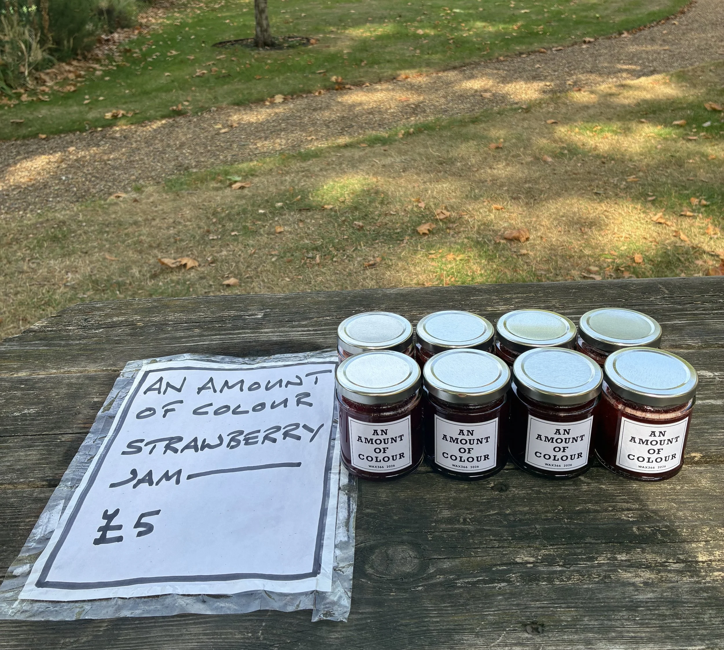 A quantity of colour/ an amount of strawberry jam