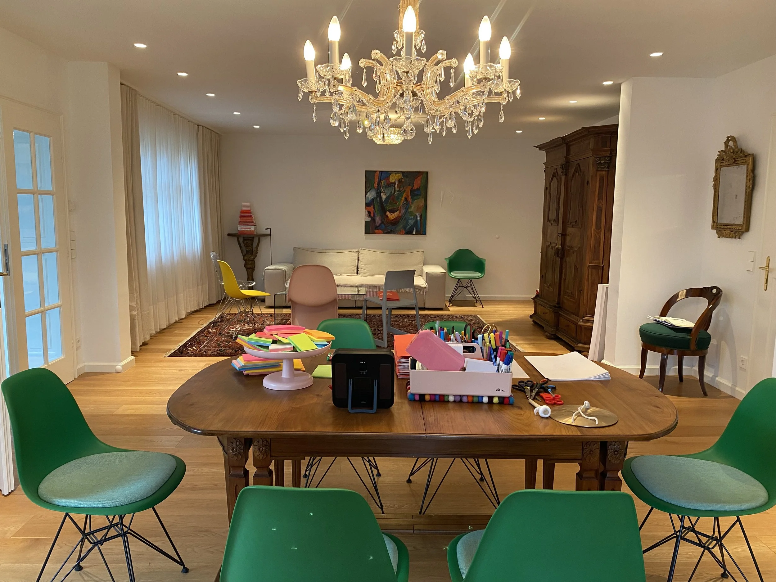 Workshopraum mit vorbereiteten Materialien für das Life Design Programm in Salzburg