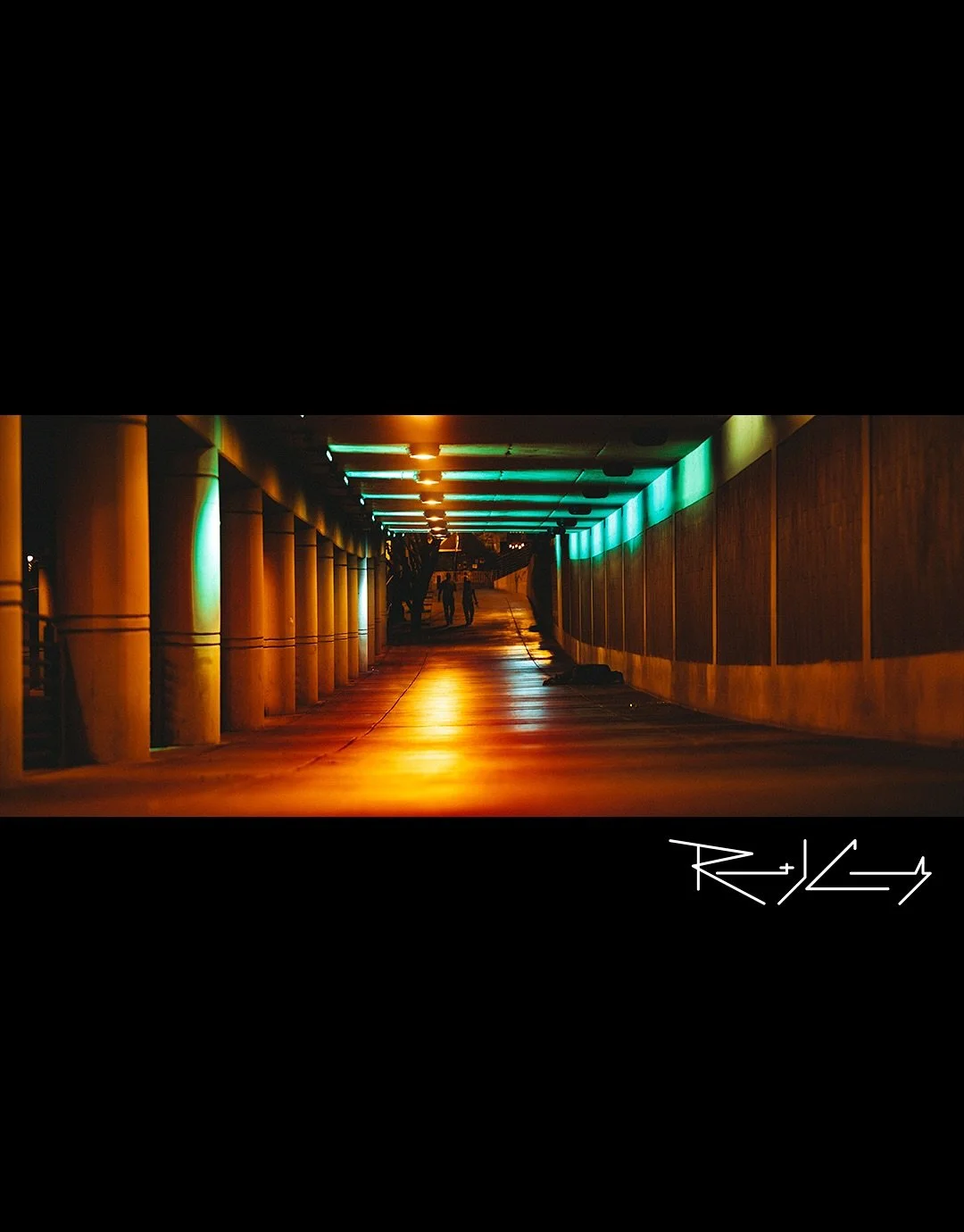 Tunneling to 4th Ave. 2 realities, 1 photo.
RJC:VZLST

#tucson #streetphotography #urbannightscape #anamorphicphotography #citylife #az #tucsondowntown #rjcvzlst