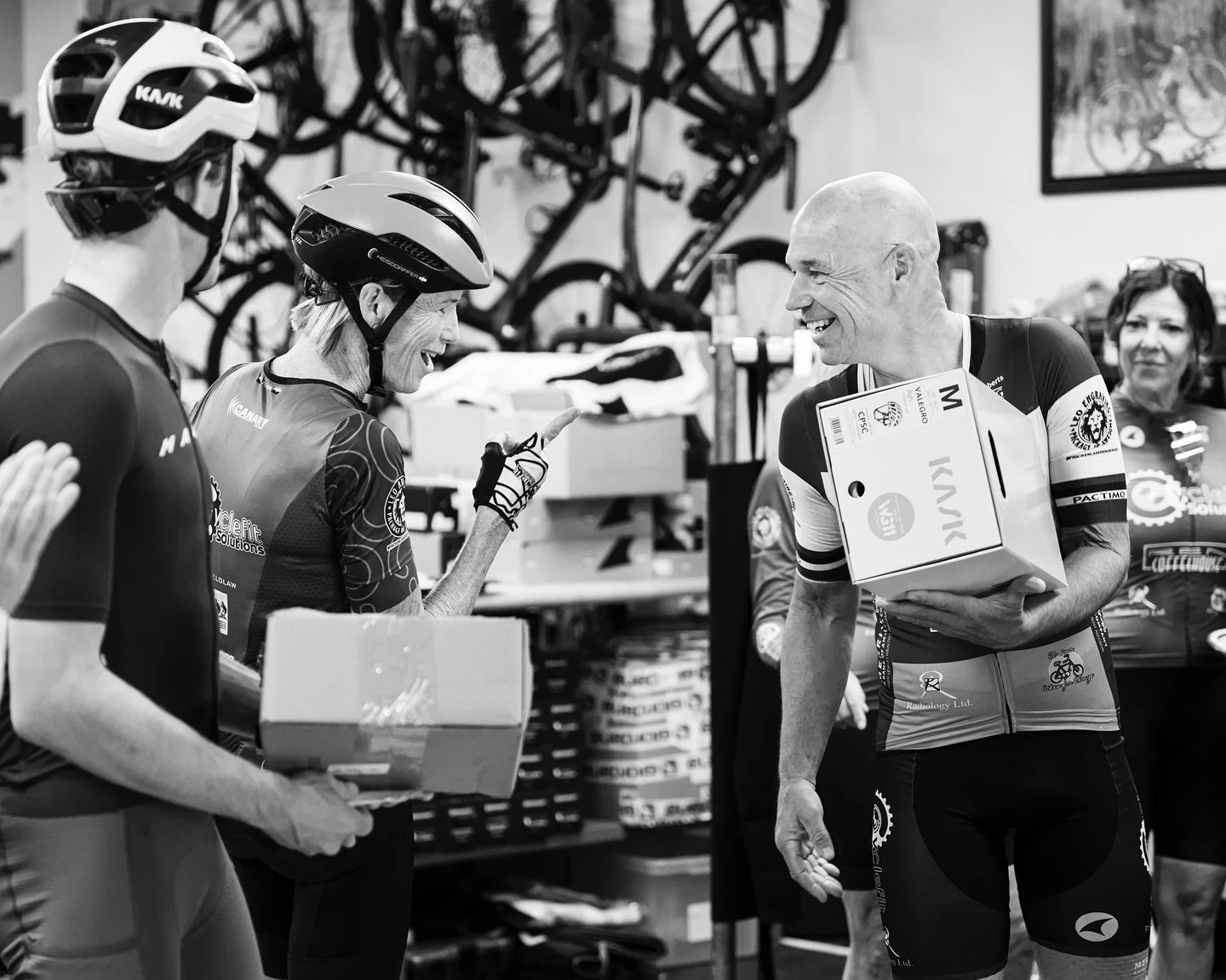 A couple shots from the @cyclefitsolutions @kask_sport helmet raffle with @finsty leading a social ride here in Tucson Sunday morning. Follow those accounts to see what they are up to! Great group of people 🙏
#cycling #tucsoncycling #photographer #c