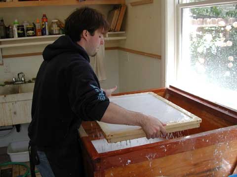 Step 2. Lifting the screen from the vat