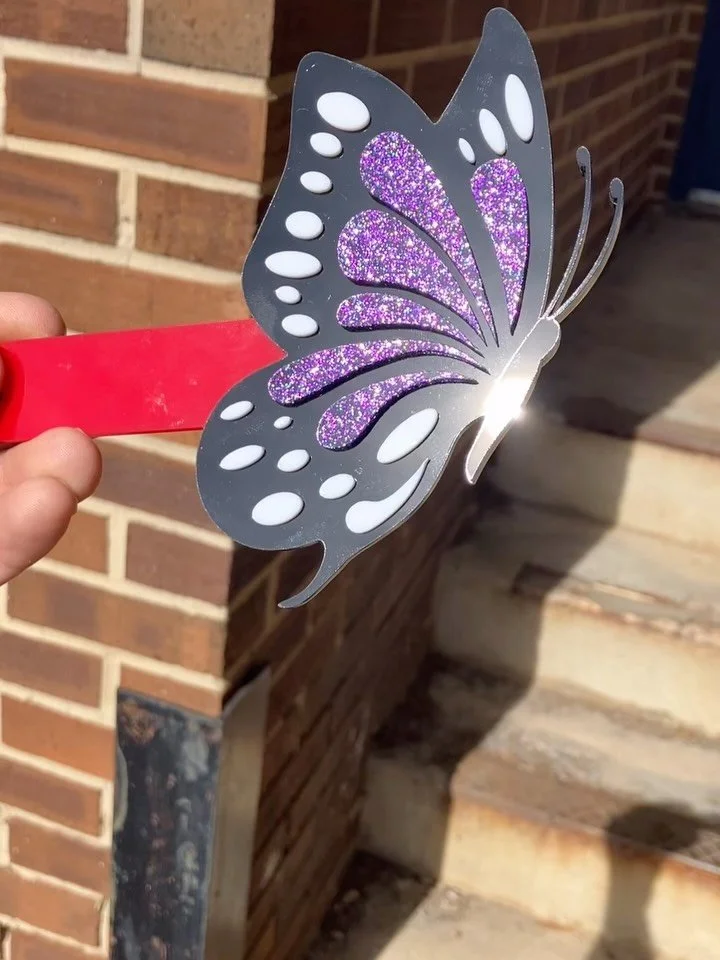 🦋 one of one butterfly designer flag found its new home amongst the beautiful floral artistry on our customers mailbox. We can customize a designer mailbox flag just for you ! Ship just about anywhere. Check out The Curb Appeal Shop @ www.blueribbon