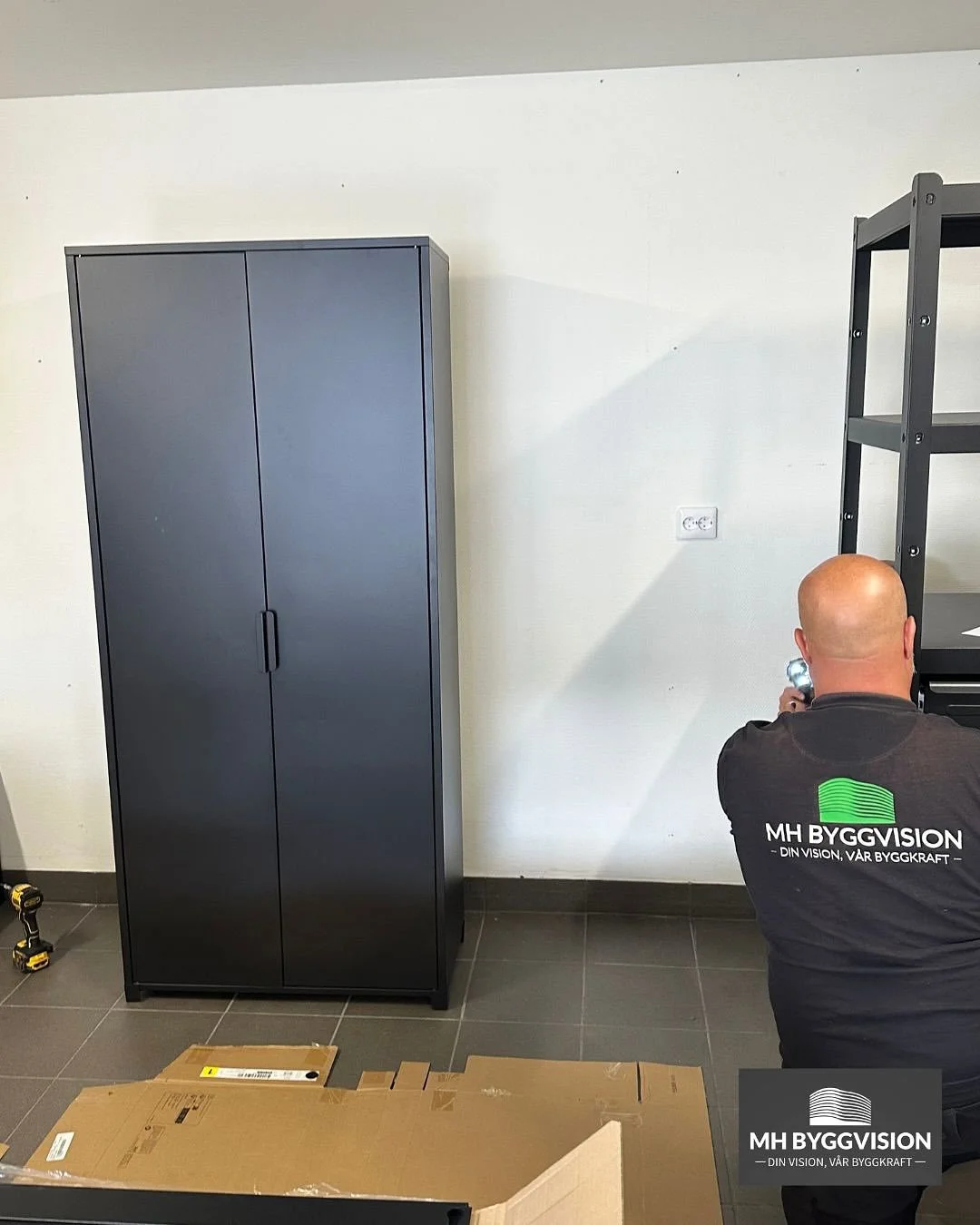 Ett av veckans jobb: Rivning av befintlig inredning, samt montering av ny garageinredning med smart f&ouml;rvaring. 

Trevlig helg! 🙌🏽

#renovering #bygg #snickare #finsnickare #garage #inredning #smartf&ouml;rvaring #mhbyggvision