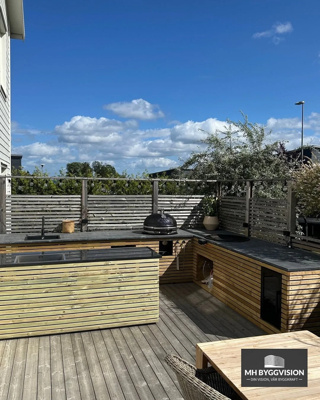 Ett av v&aring;ra senaste projekt: Ett platsbyggt utek&ouml;k med integrerad kyl, Muurikka och grill fr&aring;n Kamado Sumo. 

Vi g&ouml;r ditt utek&ouml;k, helt efter dina &ouml;nskem&aring;l. Bara din fantasi s&auml;tter gr&auml;nserna! 🥩🔨 

#ren