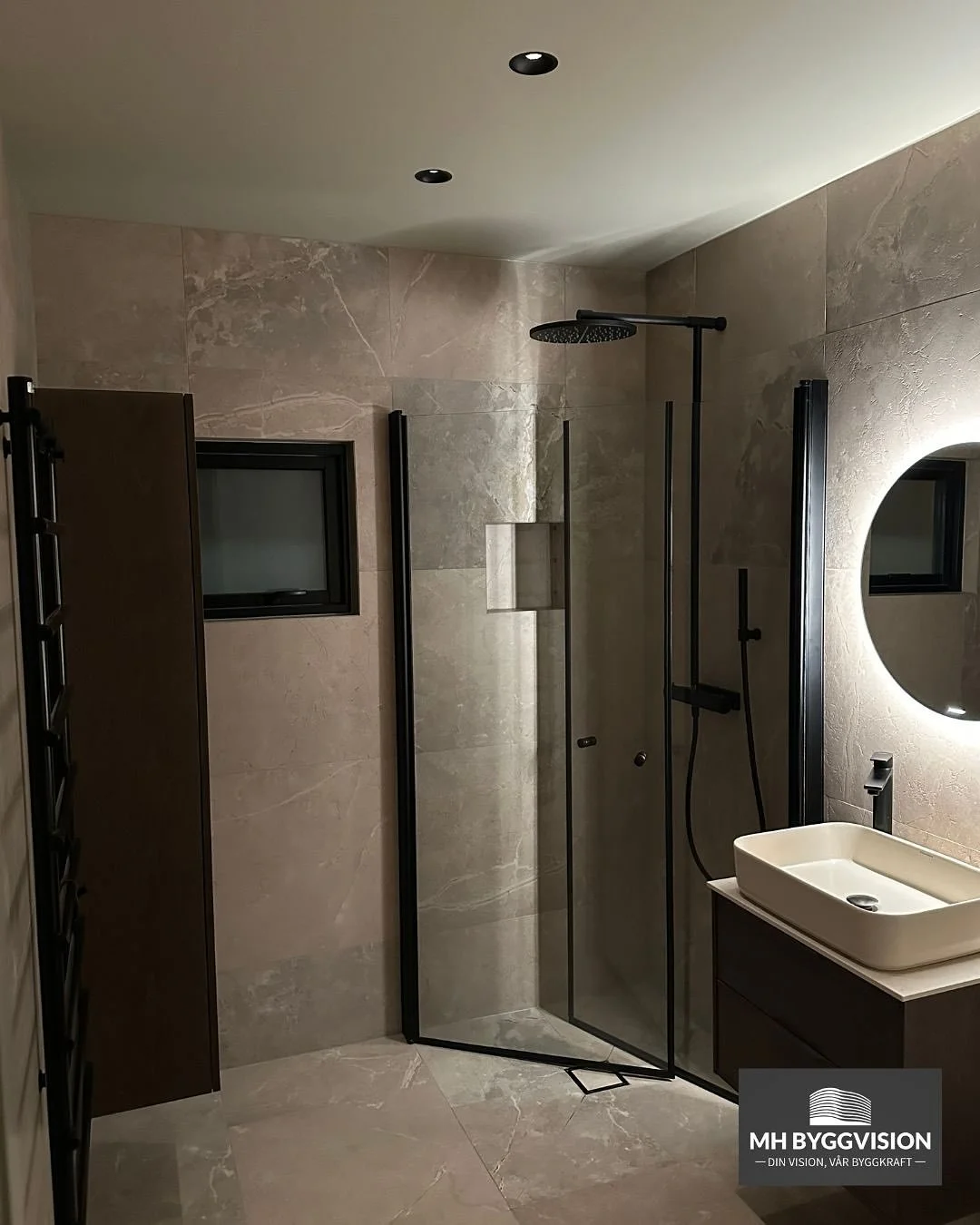 Inspirationsbilder fr&aring;n tre olika badrum som vi har gjort under &aring;ret. &Auml;r du sugen p&aring; en f&ouml;r&auml;ndring i ditt badrum? Tveka inte p&aring; att h&ouml;ra av dig!📞