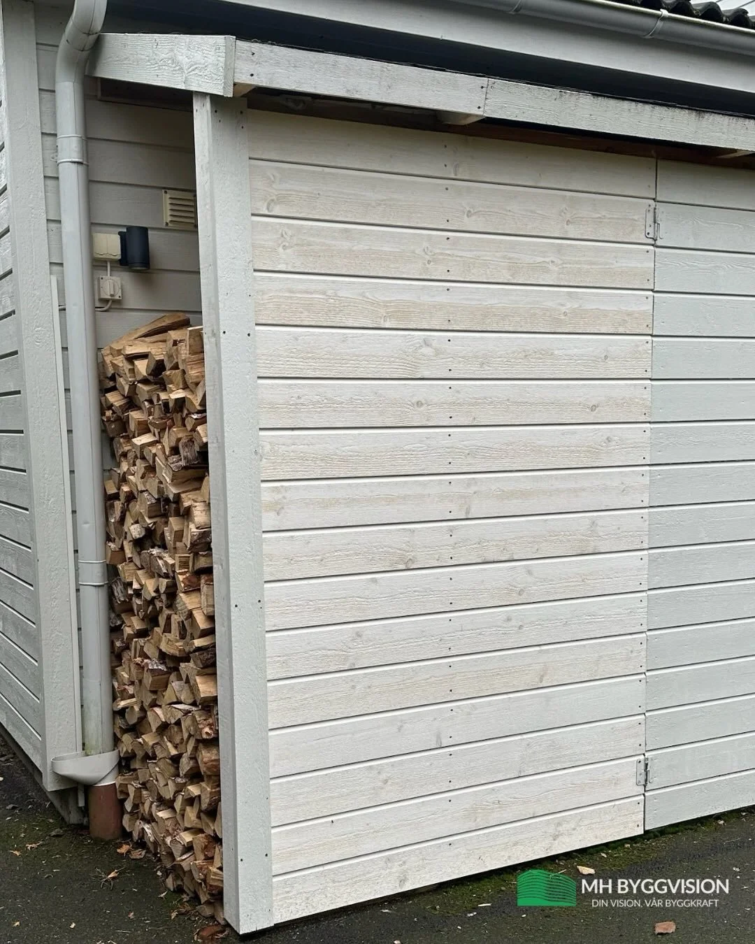 Beh&ouml;ver du ocks&aring; en plats att f&ouml;rvara veden i vinter?

H&auml;r har vi byggt en enkel l&ouml;sning som g&ouml;r stor skillnad.
Praktiskt, snyggt och byggt med noggrannhet i varje detalj! 🪵