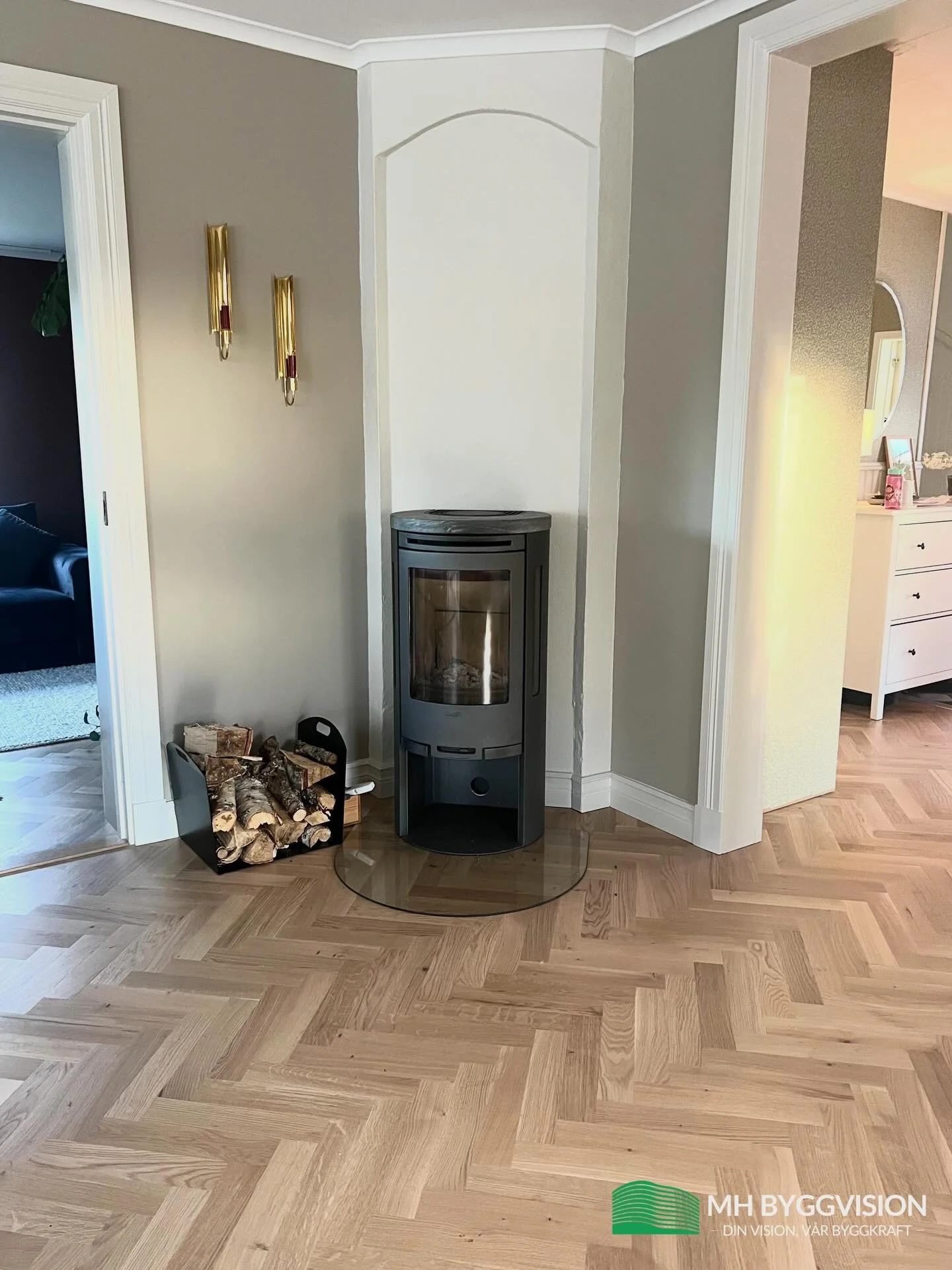 H&auml;r har vi lagt ett fiskbensgolv i tr&auml; som ger rummet mer v&auml;rme, karakt&auml;r och ett tidl&ouml;st uttryck.
Ett klassiskt val som h&aring;ller &ouml;ver tid och passar lika bra i &auml;ldre som i moderna hem. 

G&aring;r du i renoveri