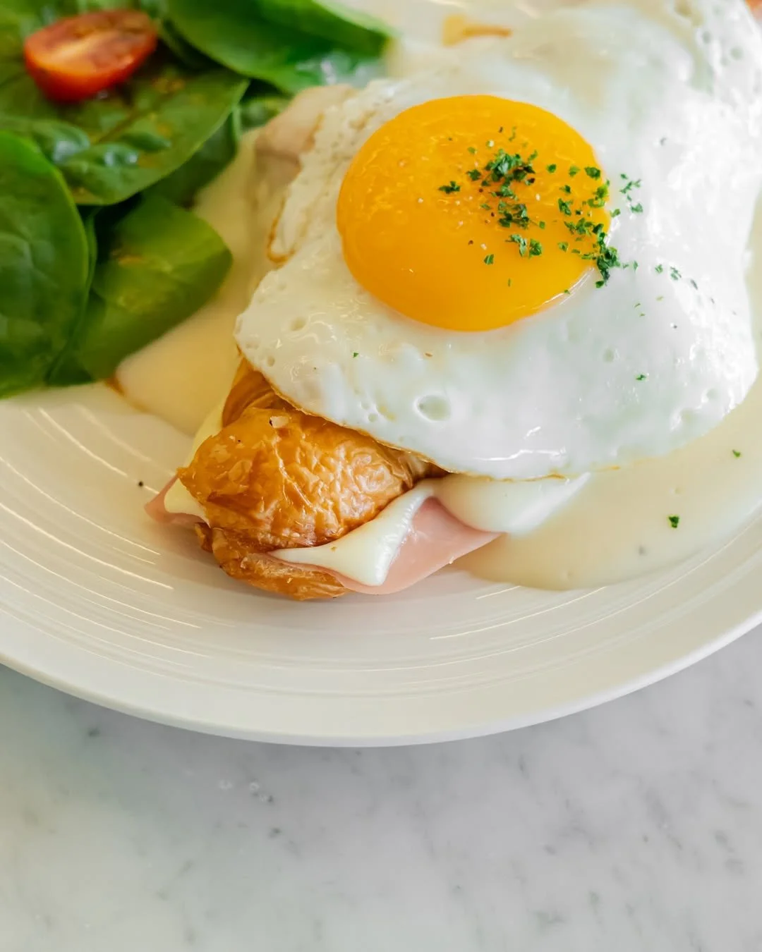 Nuestro Croque Madame, su favorito desde 2016 🌿 Un clásico francés reinterpretado por la Chef C.jpg
