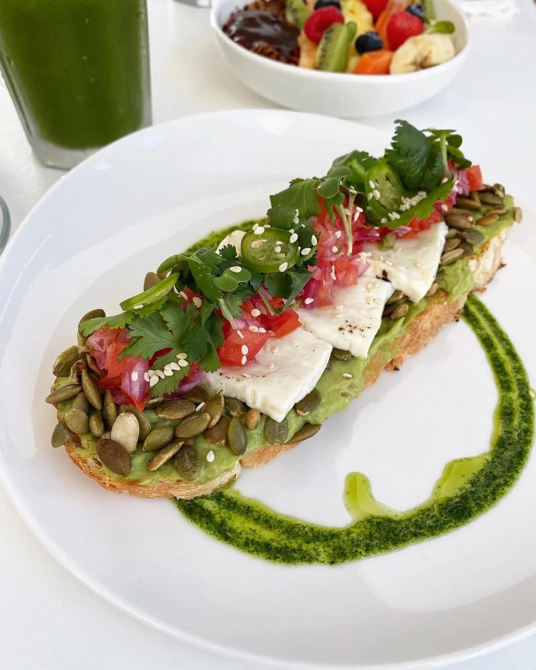 Avocado_Tartine,_hecho_con_nuestro_pan_rústico,_guacamole,_semillas.jpg