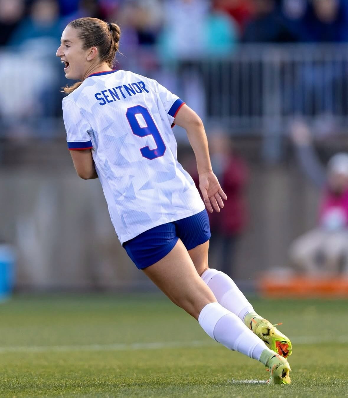 Dreams do come true! Little Ally in slide #2 would be so proud and honestly fangirling over this moment. Eternally grateful, still hungry, and continuously dream chasing. 

Thank you to all the amazing fans and my special people who showed out today!