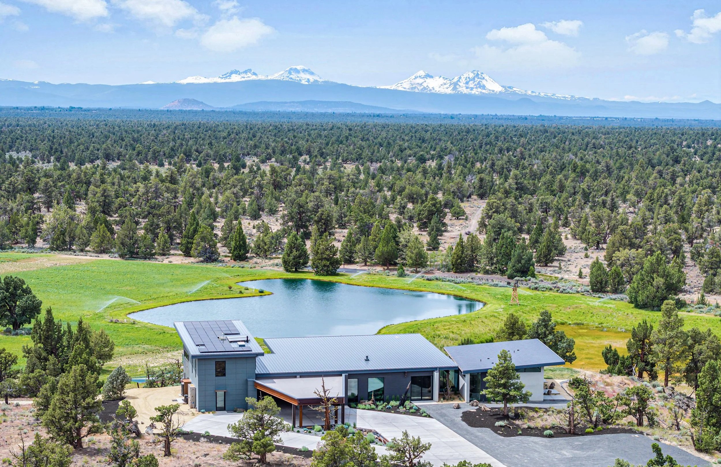 Luxury retreat overlooking 3 sisters mountains cascade mountains Bend Oregon