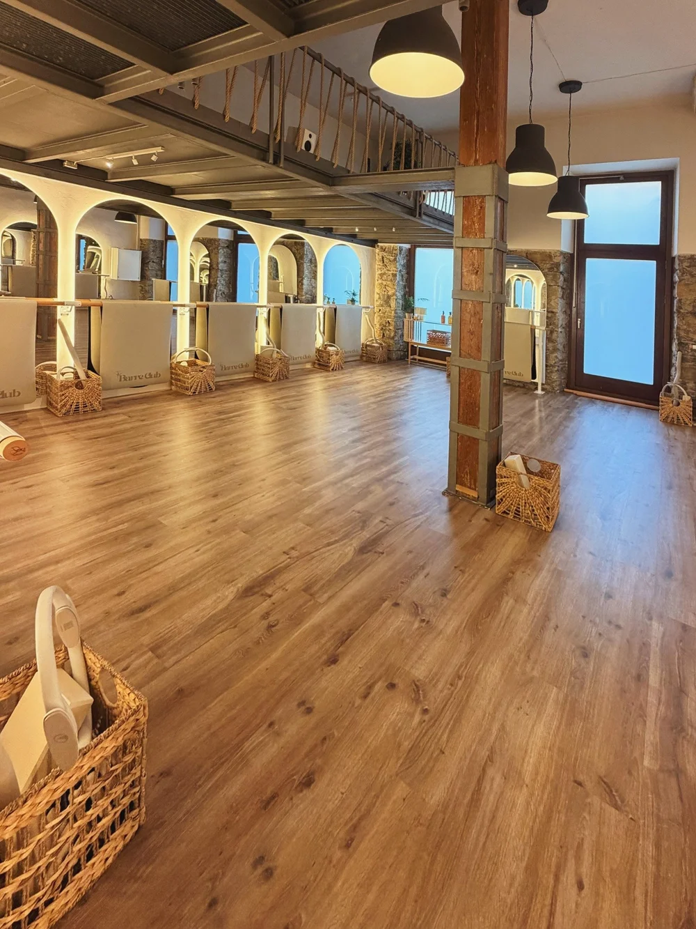 Sala con luz natural en The Barre Club