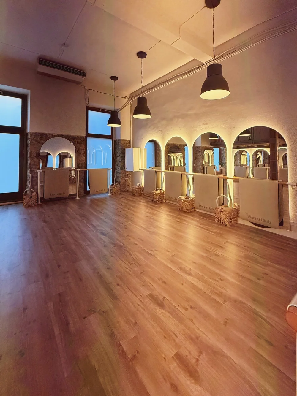 Sala con espejos y barras en The Barre Club