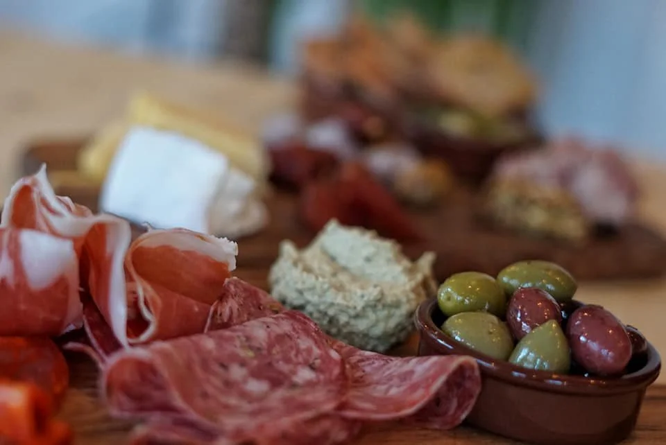 Tidligere kunne du nyde deres lækre charcuterie sammen med en du holder af, eller bestil et snackbræt, ostebræt eller andre snacks til dig selv, hvis du bliver lækkersulten i løbet af aftenen. Idag kan charcuterie tilkøbes ved deres cocktailkurser i