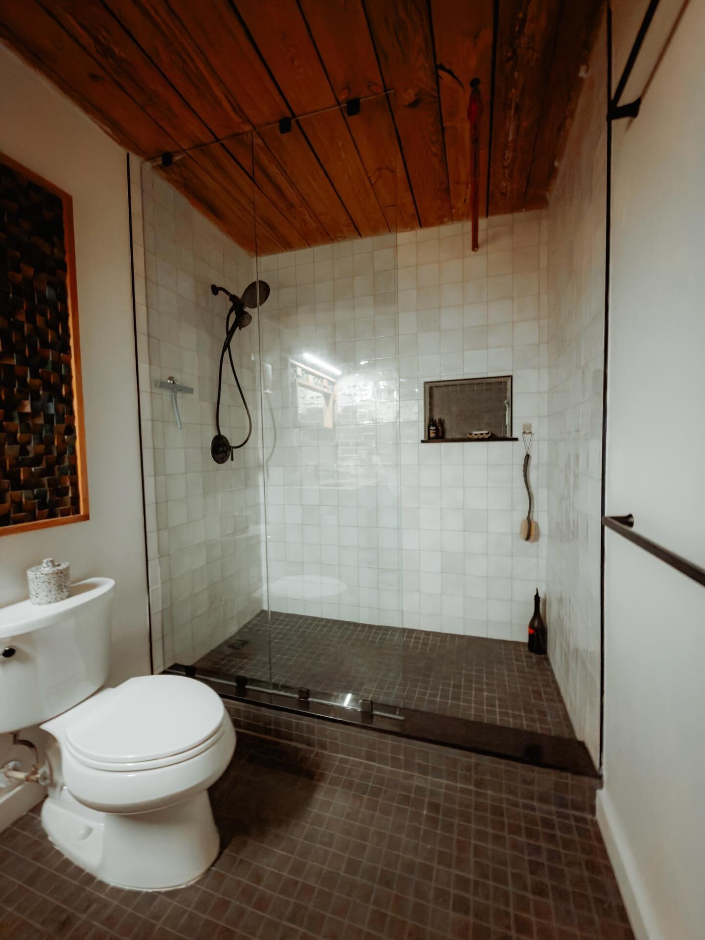 Rustic warmth. Modern edge.

This Atlanta bath near Ponce City Market was designed to balance natural texture with clean, timeless finishes. The result is a space that feels grounded, elevated, and built to last.

What you&rsquo;re seeing:
&bull; War
