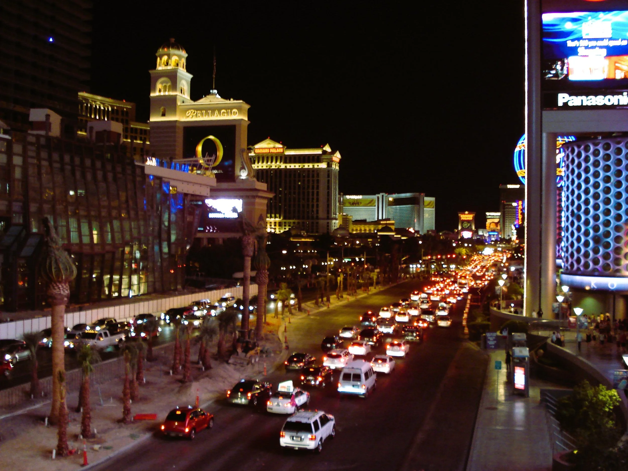 Vista notturna di Las Vegas con traffico e luci dei casinò e hotel