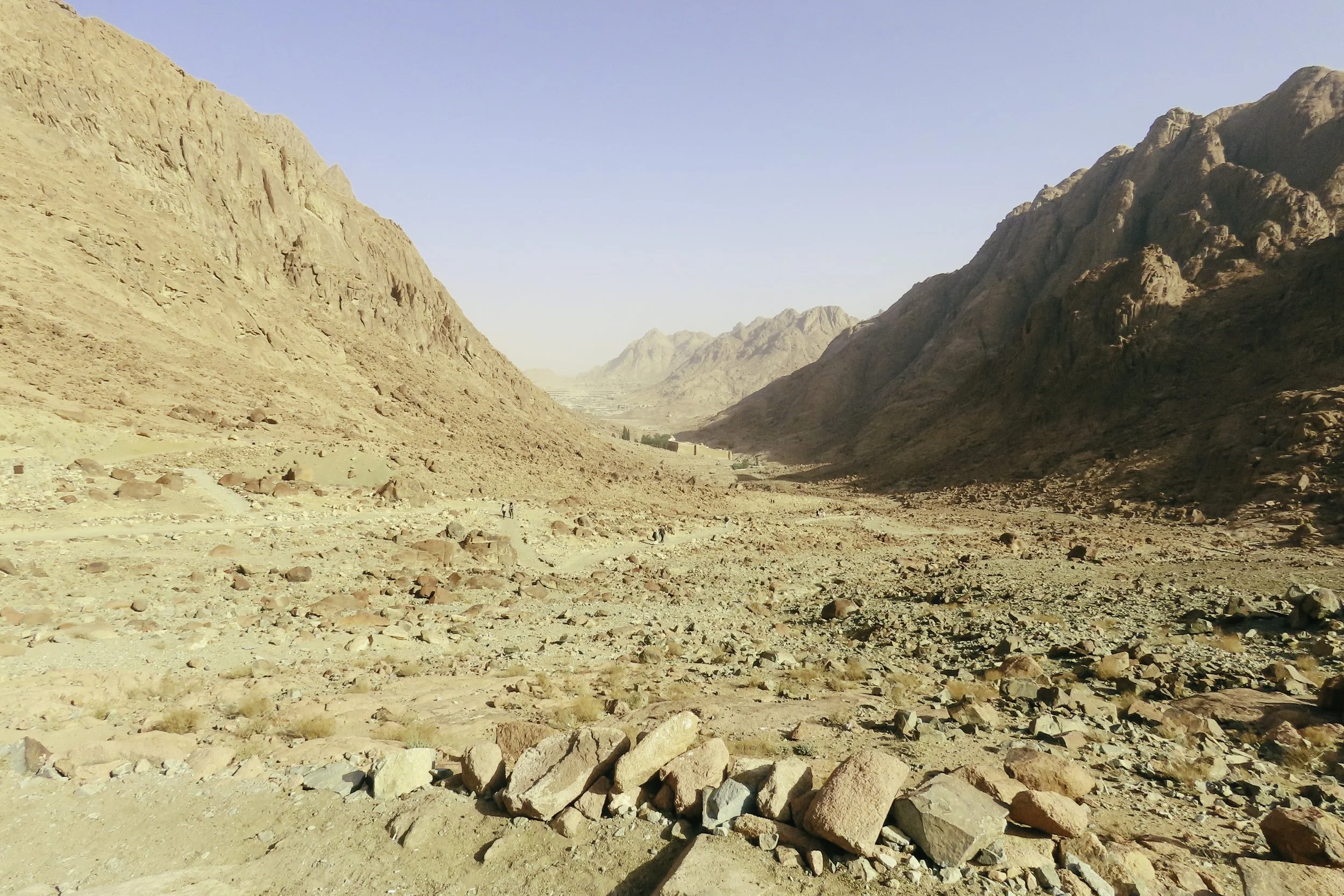 Paesaggio desertico con montagne rocciose e un sentiero lungo e stretto