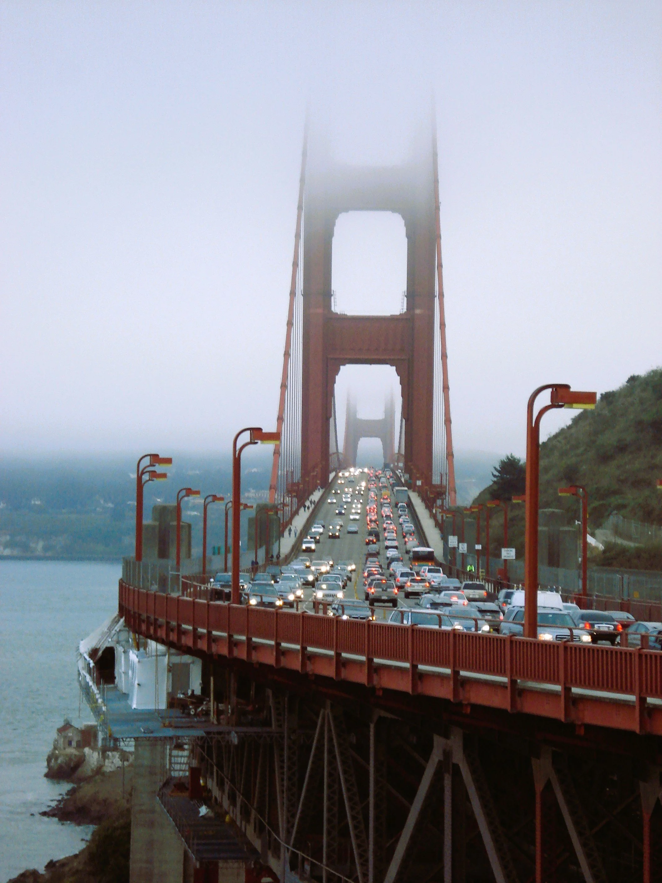 Il Golden Gate Bridge coperto dalla nebbia con molto traffico sulla strada
