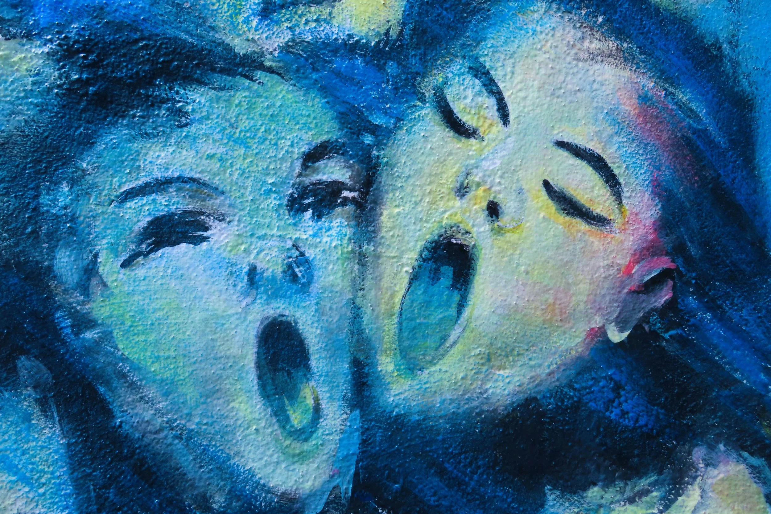 Dipinto astratto di tre facce con bocche aperte e occhi chiusi in tonalità di blu, verde e giallo.