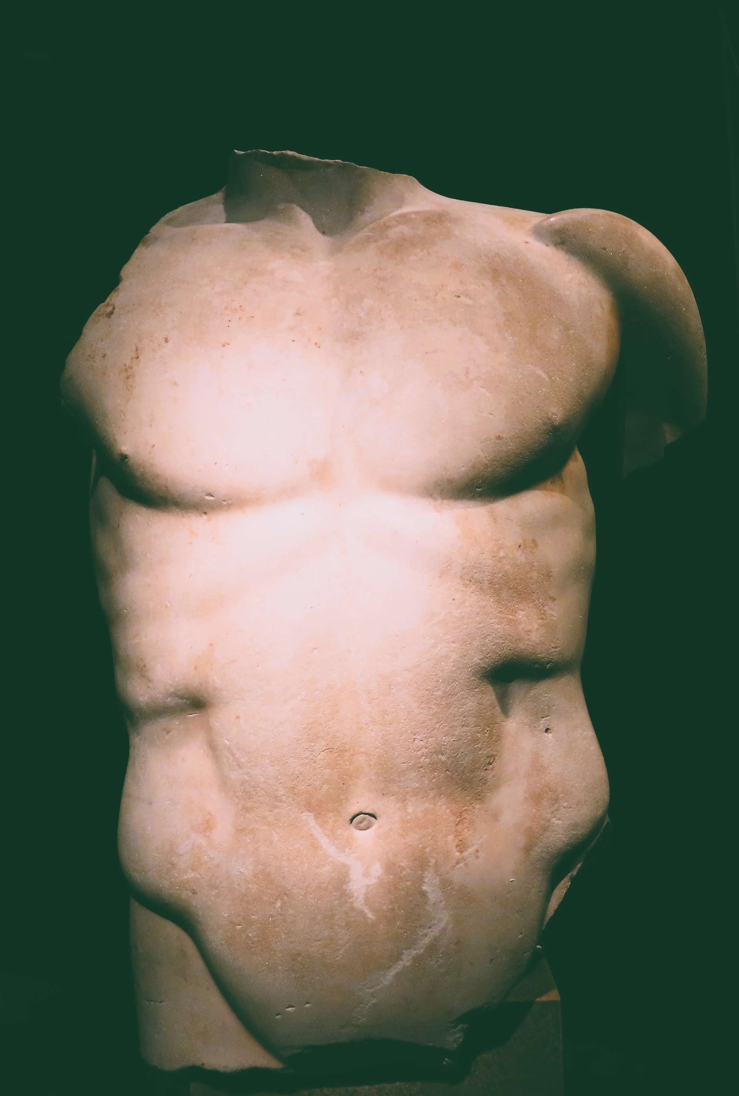 Statua di un torso umano senza testa e arti, in pietra