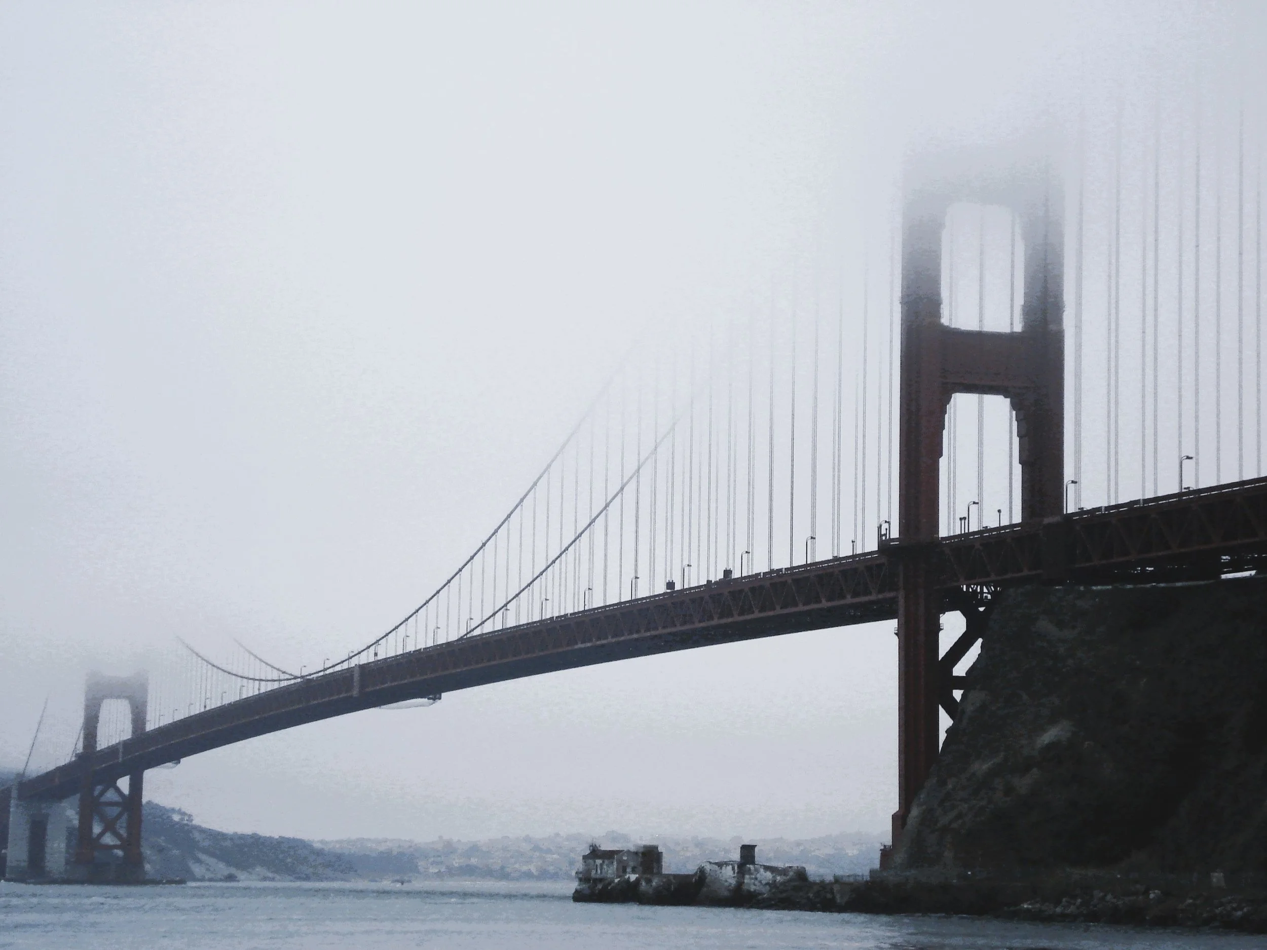 Ponte Golden Gate avvolto nella nebbia