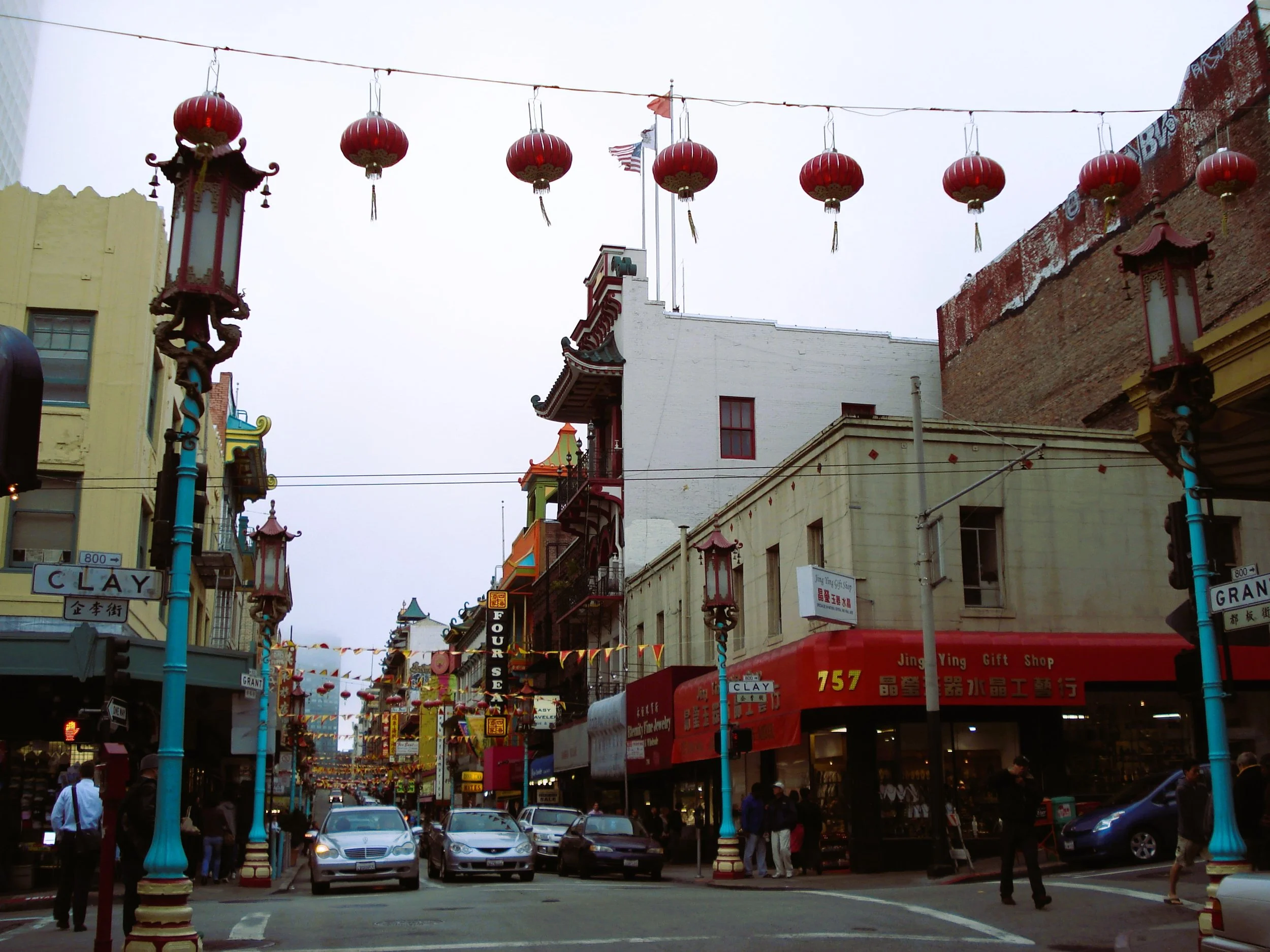 Vista di Chinatown con lampioni lantern-style e negozi colorati lungo la strada