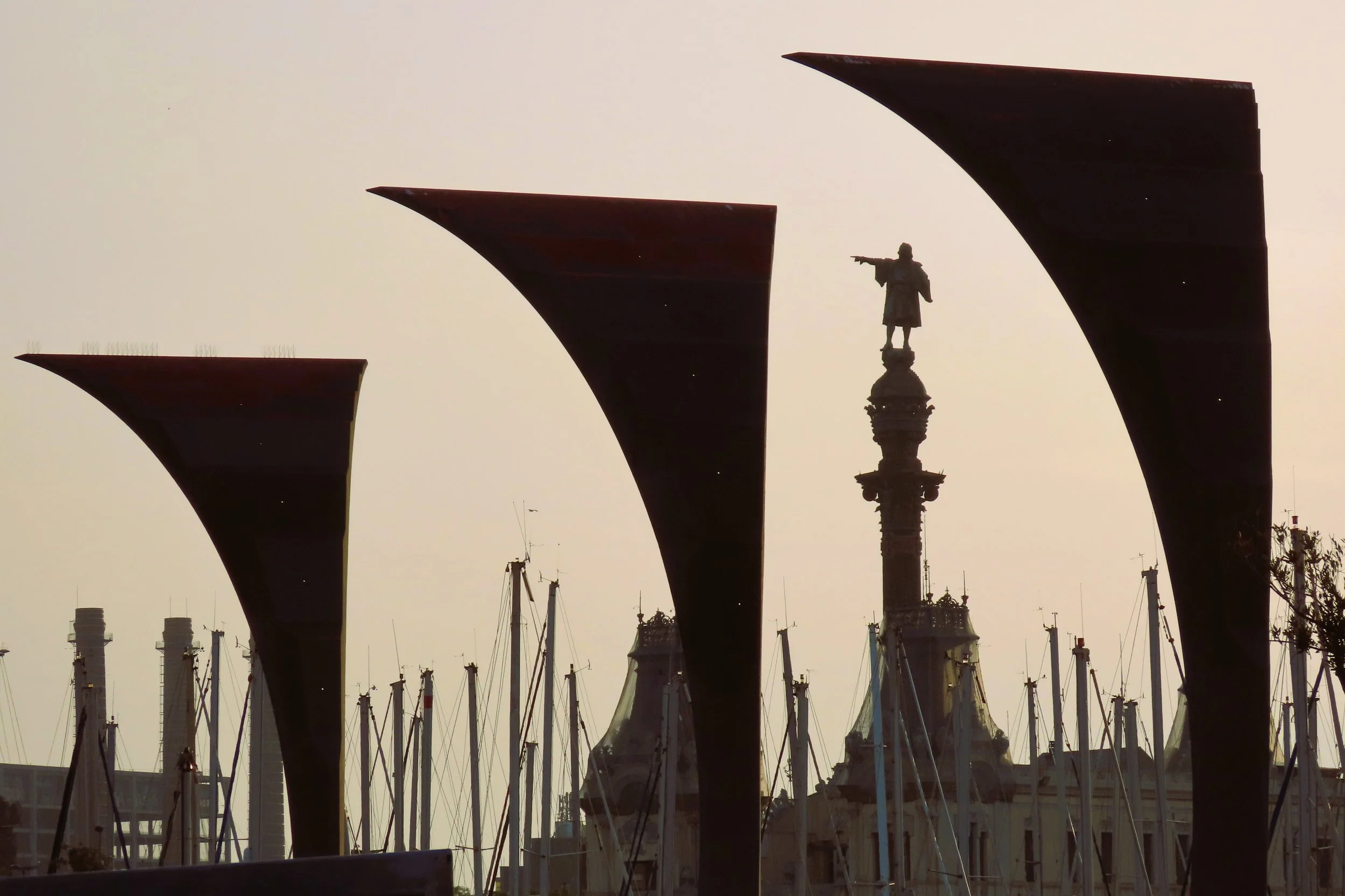 Scultura moderna con tre colonne curve, sfondo con statue in stile classico e navi nel porto.