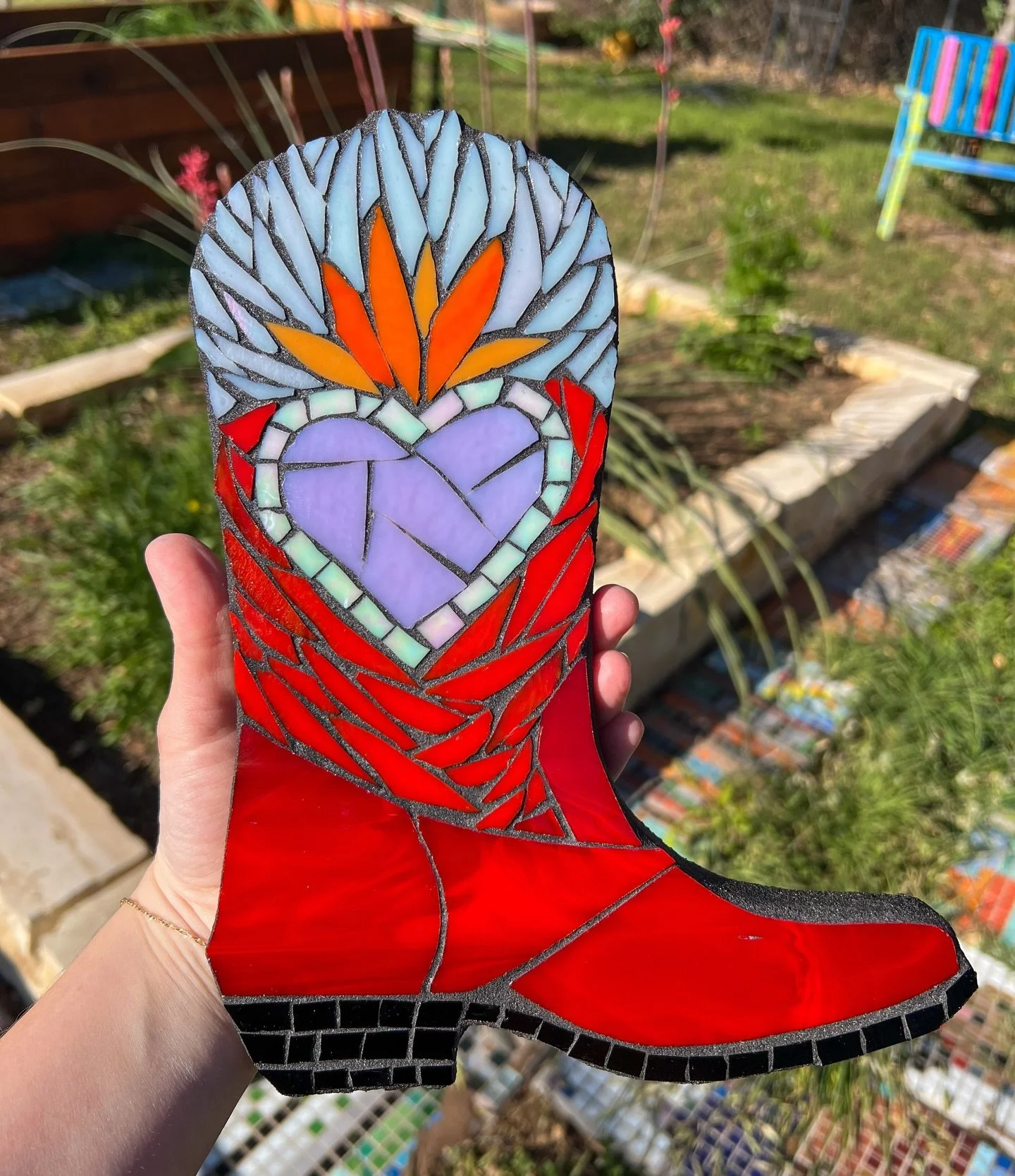Grouted and done! ❤️&zwj;🔥

I made this mosaic as a sample for @atxmosaicworkshop to show what you can create when you come visit 👀 if you didn&rsquo;t know, I teach the Intro to Mosaics class every other Saturday &amp; Monday! 

This piece will al