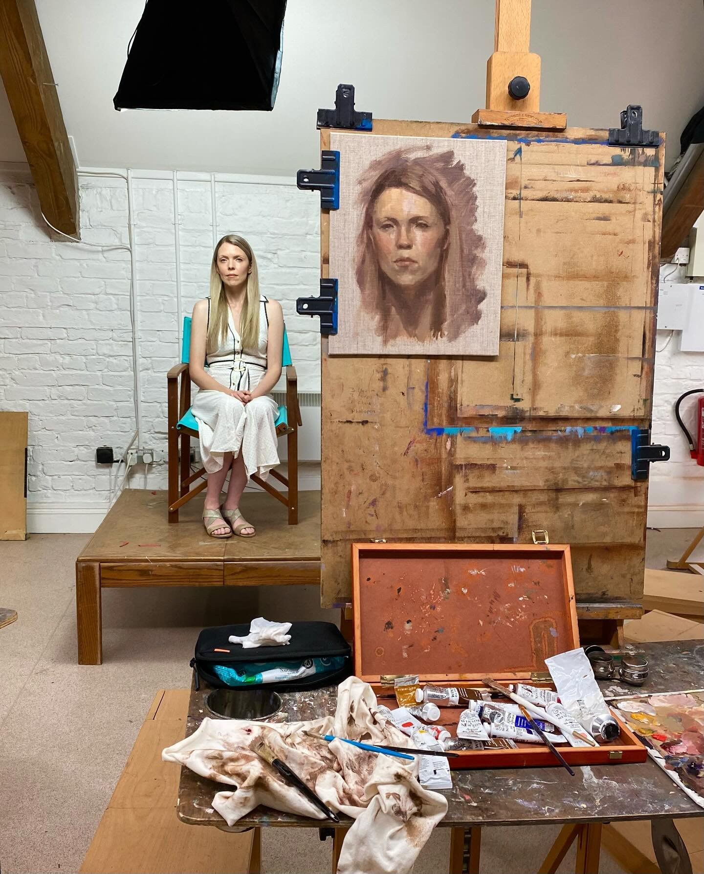 Such a cool experience @realistacademyuk doing some portrait painting from life! It&rsquo;s a lot different from working from photos so it&rsquo;ll take some getting used to😅 
.
.
.
#oilpainting #portraitpainting #portrait