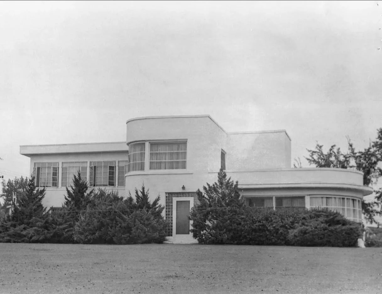 #TBT to 1957! Thank you for the find @cremedememph!
#InternationalStyle #ArtModerne #StreamlineModerne #ArtDecoArchitecture #Bauhaus #BauhausArchitecture #ModernHouses #ModernistArchitecture