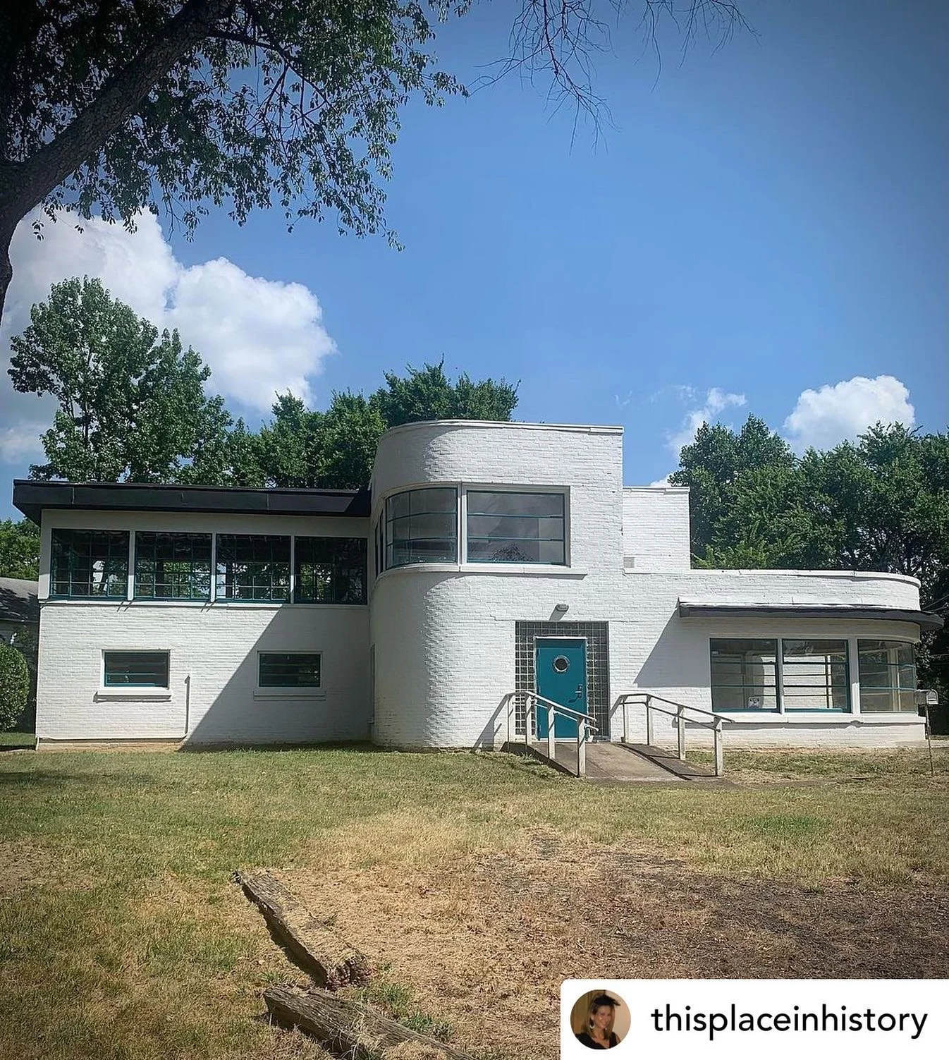 Thank you for the post @thisplaceinhistory! Hopefully there are some original photos out there that will come our way soon! #Bauhaus #BauhausArchitecture #ArtModerne #InternationalStyle #ArtDecoArchitecture #Curvilinear #ModernHouses #ModernistArchit