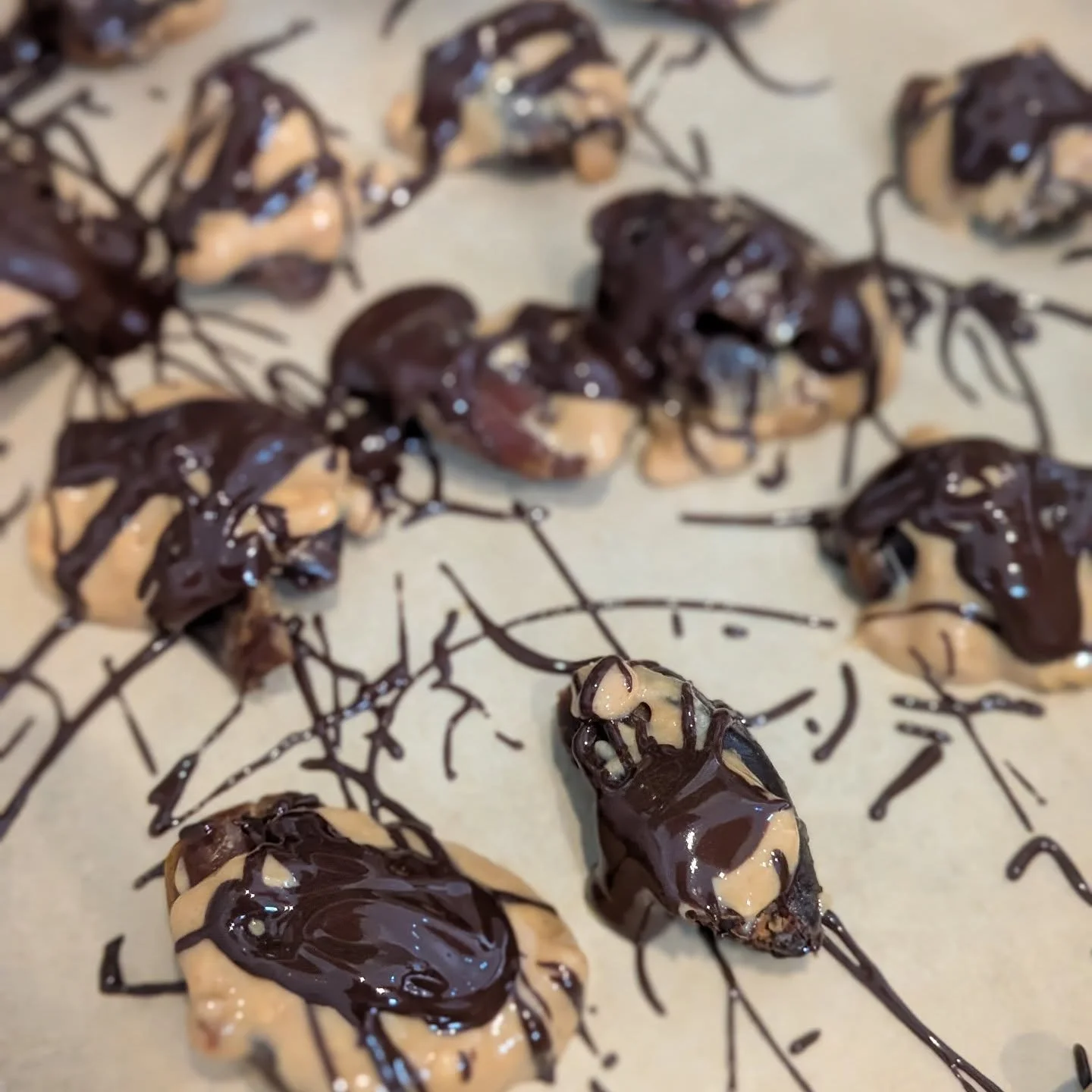 Ok, so they’re a bit messy… but honestly, aren’t we all in the fourth trimester? 😅
These gooey little delights are medjool dates filled with peanut butter and drizzled in dark chocolate — and they’re not just a treat,