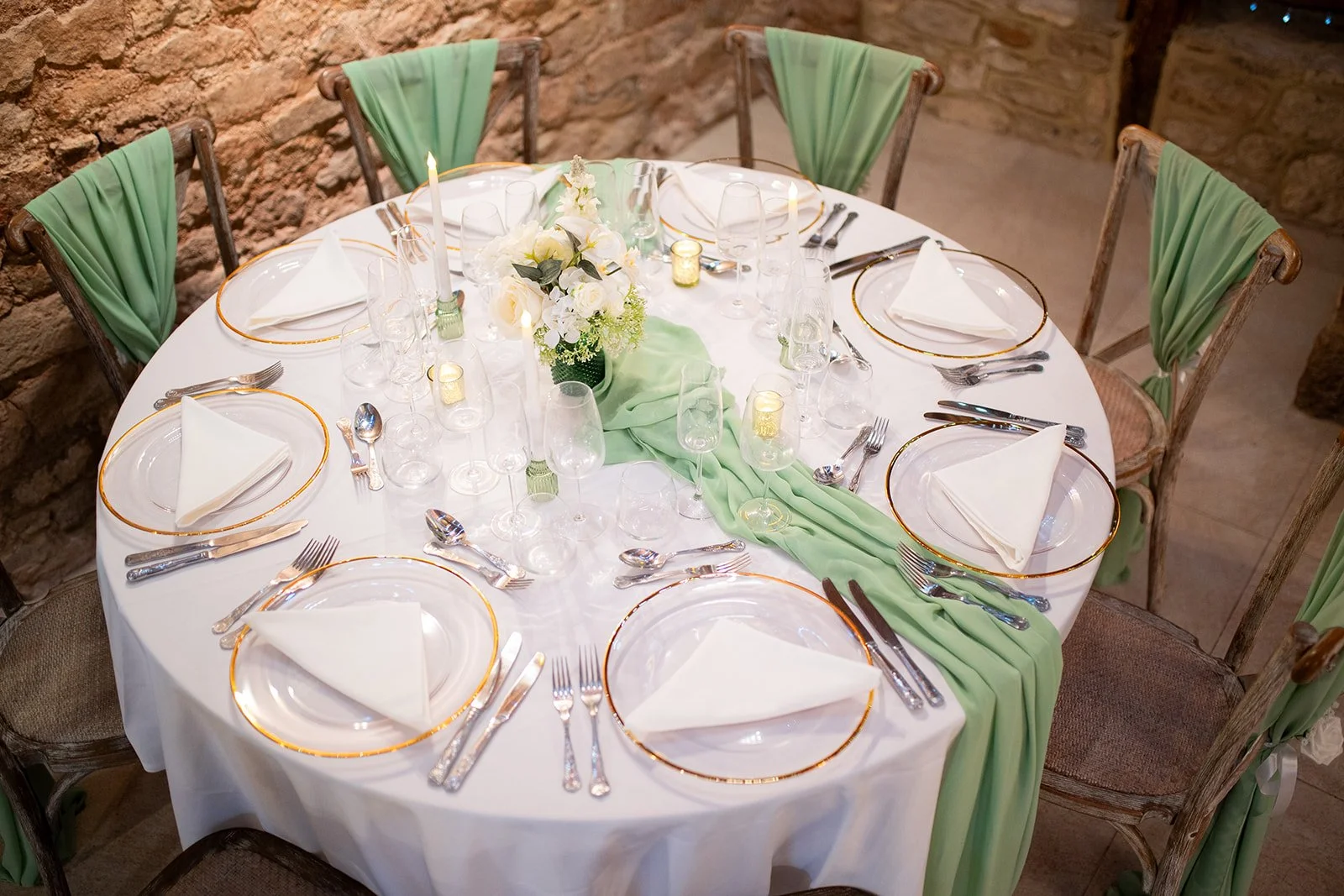 White rose and hydrangea Tiffany mini floral arrangement for luxury wedding venue styling.