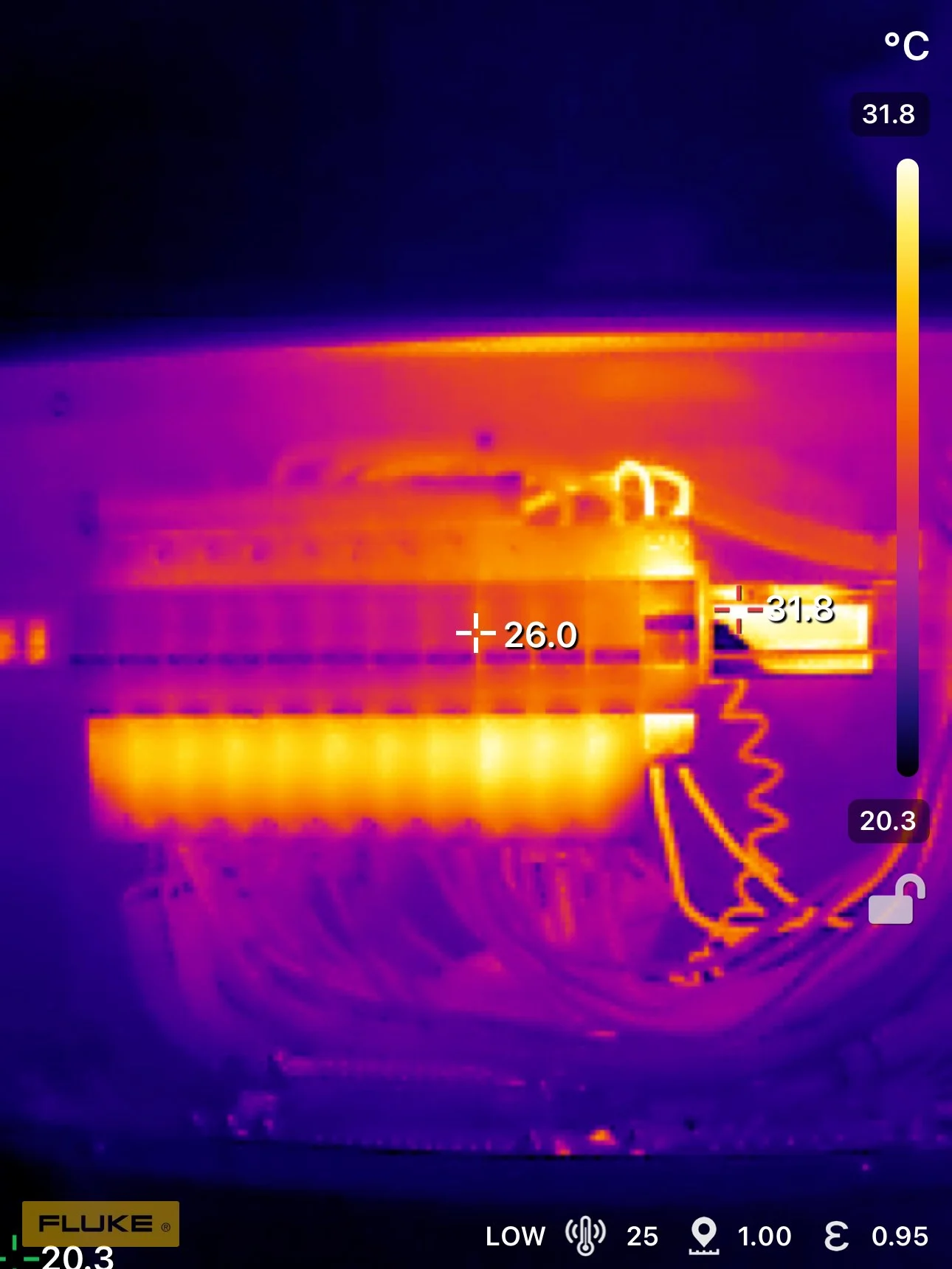 Thermal image showing an electronic device with heat measurements, including a hot spot at 31.8°C and other areas around 26.0°C and 20.3°C.