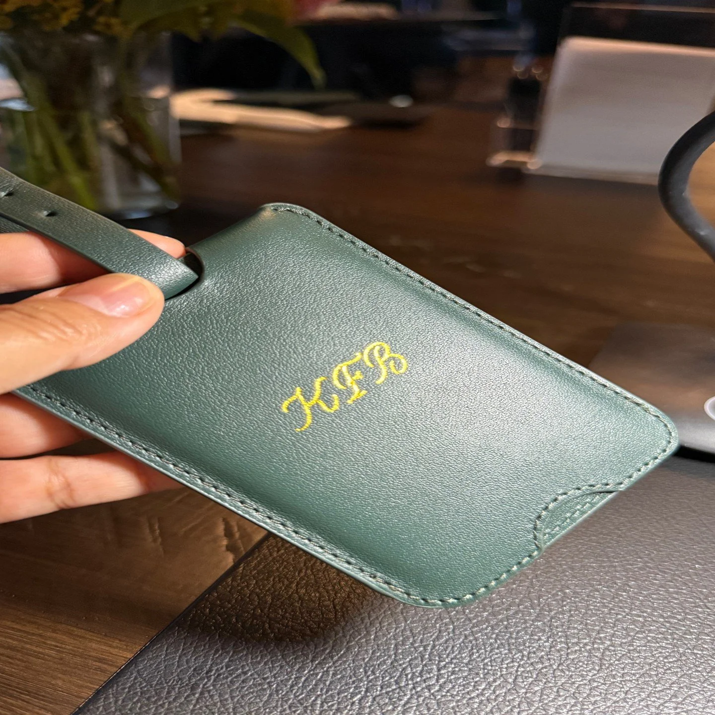 Hot foiling adds that extra sparkle to any celebration, seeing initials, names and messages shine in gold is pure joy! Especially when the leather is a nice, emerald green✨ This private event was filled with smiles and oohhss and aaahhss. If you coul