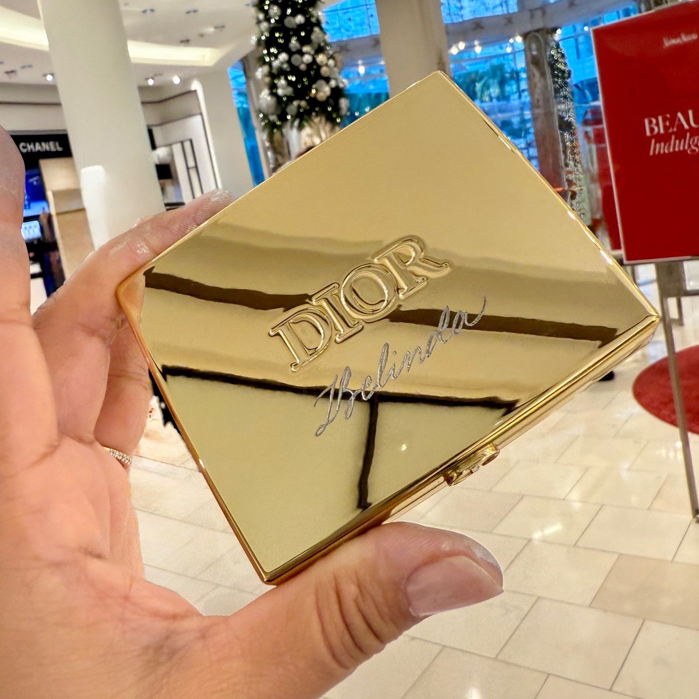 Couldn&rsquo;t resist snapping a pic of this engraved compact, even if photography isn&rsquo;t my thing! ✨ Each detail is a little piece of your story, lovingly crafted by hand. Thank you for letting me turn your memories into keepsakes. Want somethi