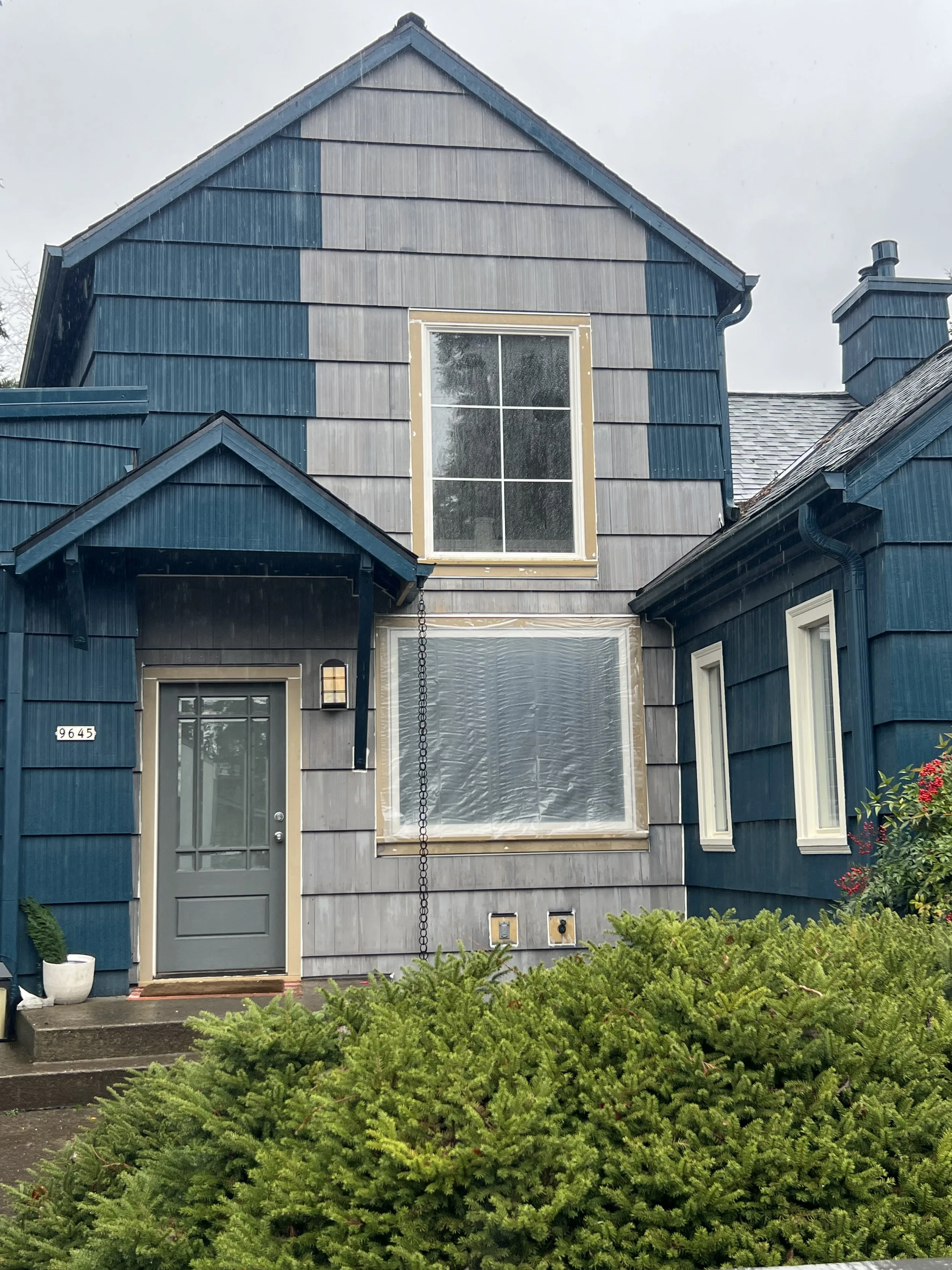 Two-tone siding and window replacement project
