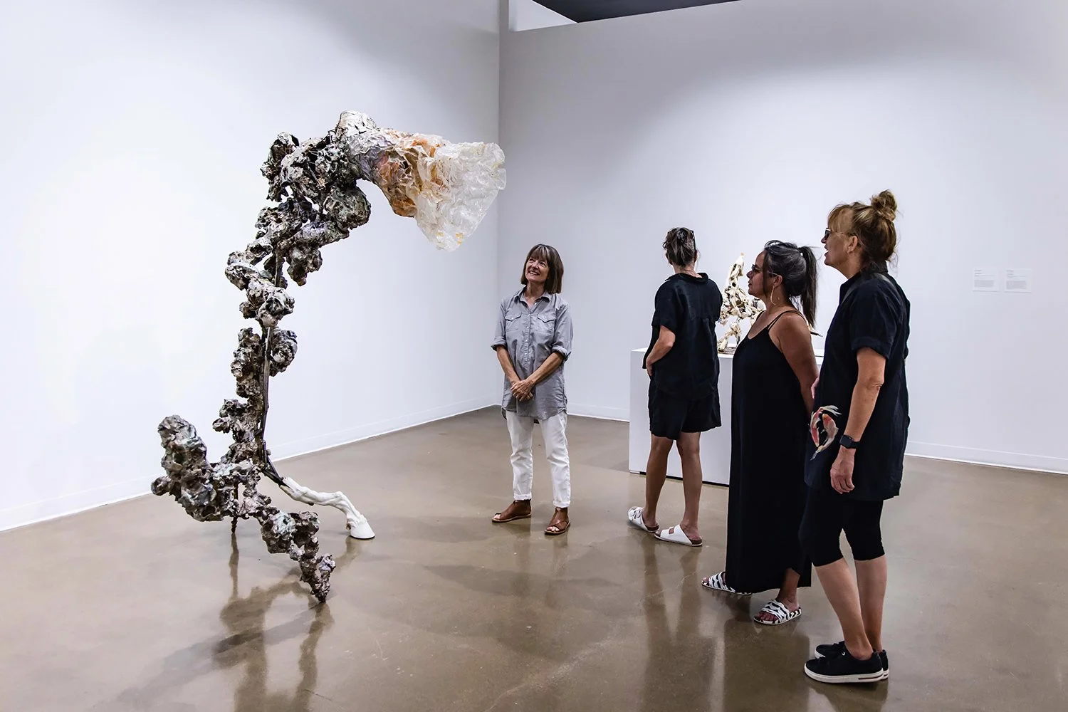 yasue-maetake-Urethane Flower on Steel Stem Clad with Foam-installation-view-02-2022.jpg