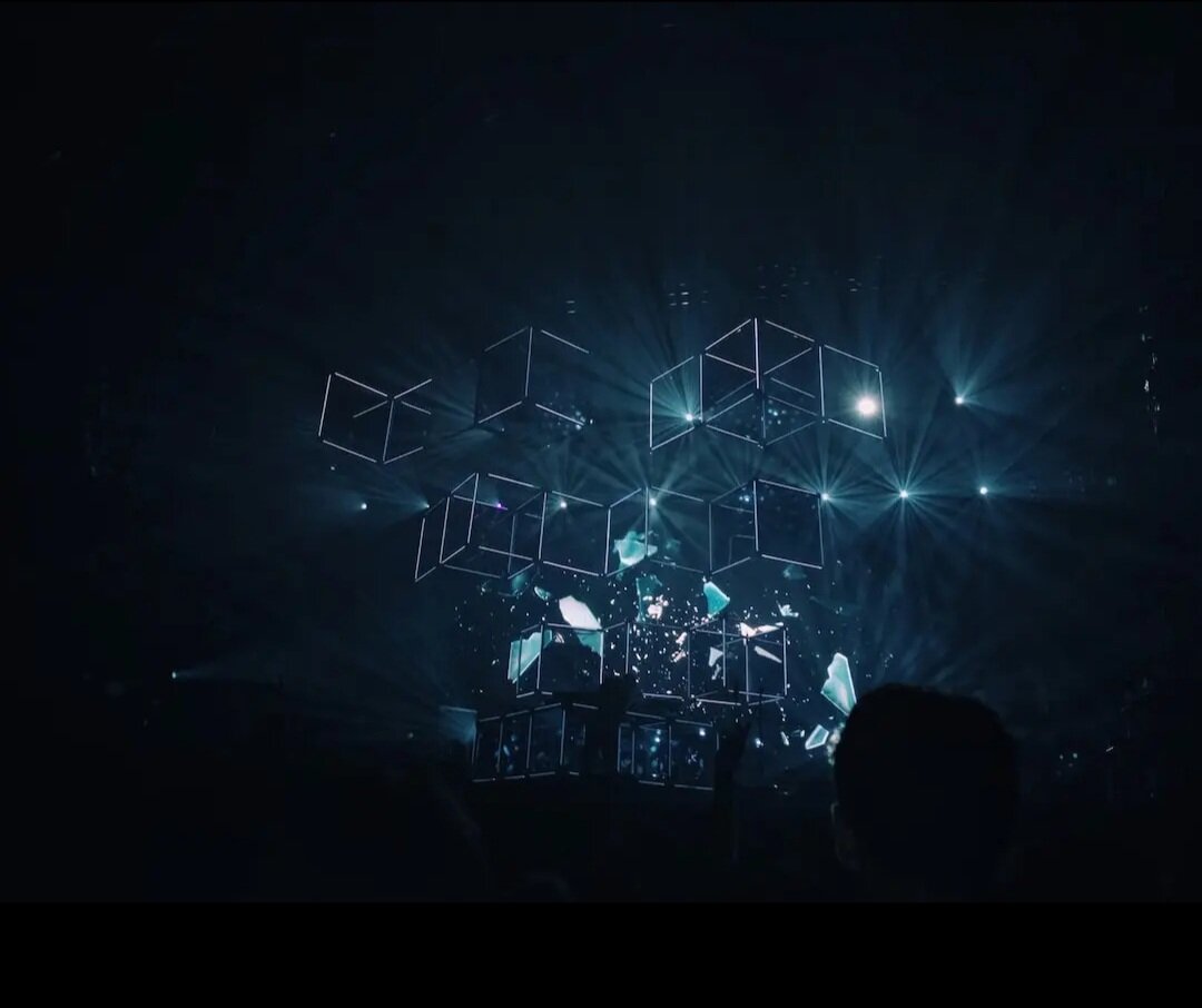 Lichtinstallation mit leuchtenden Würfeln und Lichtern bei einer Musik- oder Kunstveranstaltung.