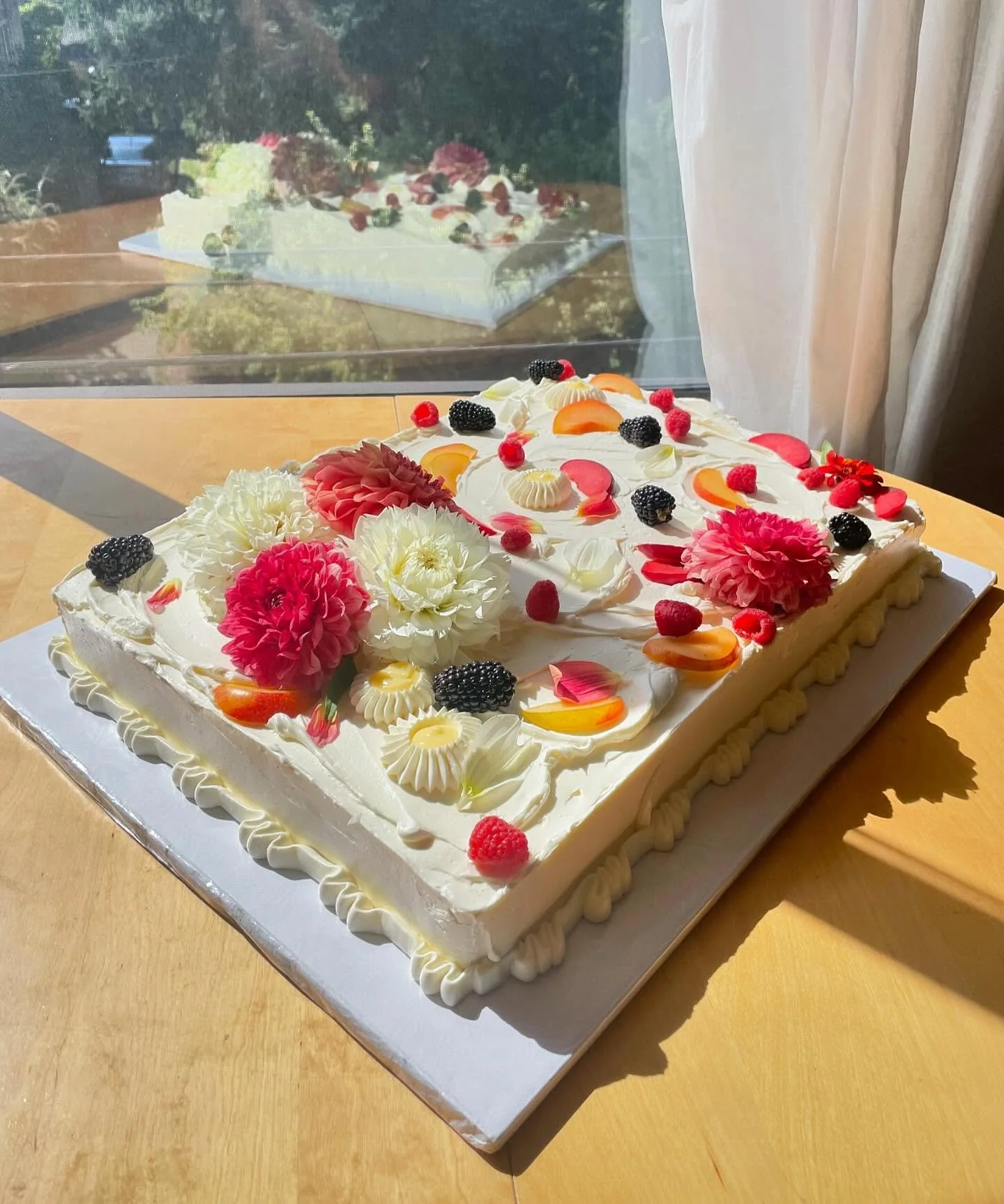 Aaaannnd here&rsquo;s the other big cake for Mary! Filled with lemon cream, and adorned with lots of buttercream, berries, and pluots! 🐞🌼