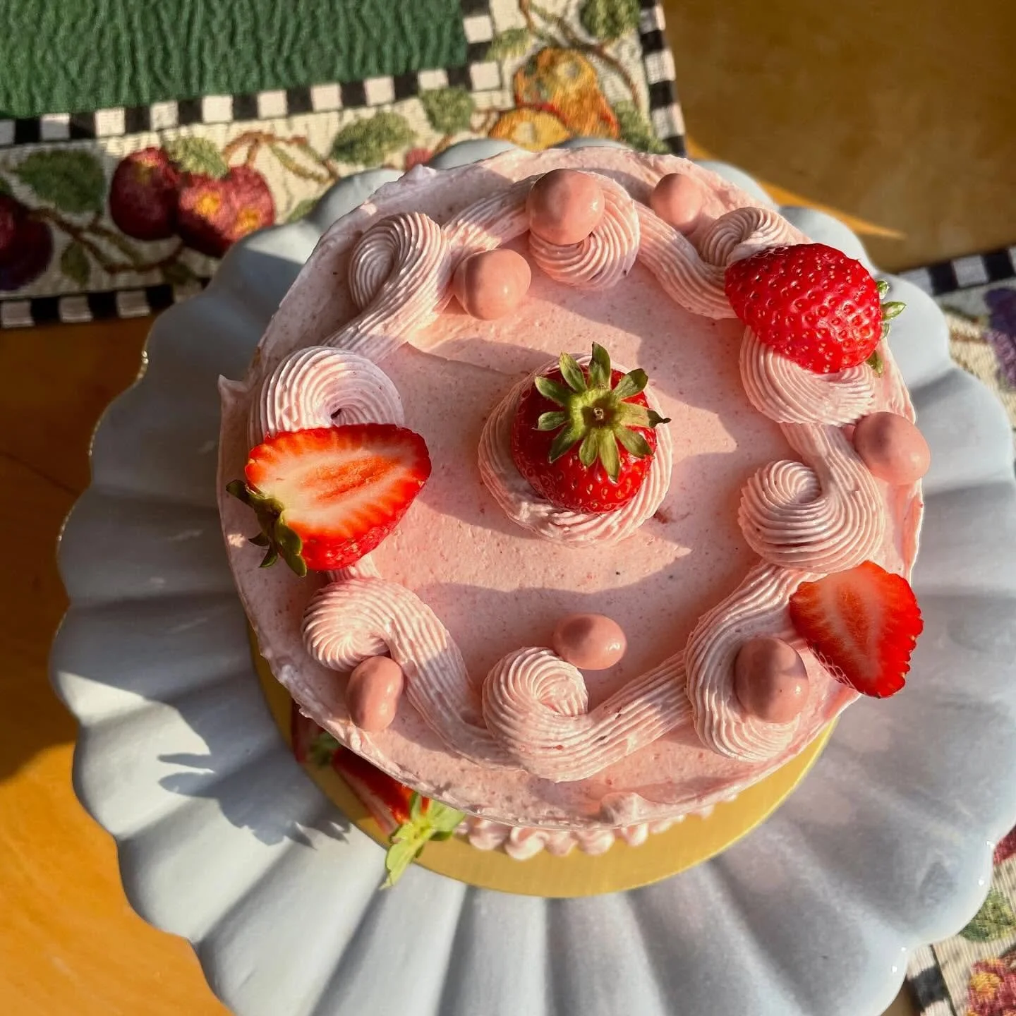 Berry cutie for Christine&rsquo;s birthday! 🍵🍓

Strawberry matcha with strawberry buttercream, matcha milk jam, and strawberry compote, topped with freeze dried strawberry nuggets (thnx trader joe) and flowers