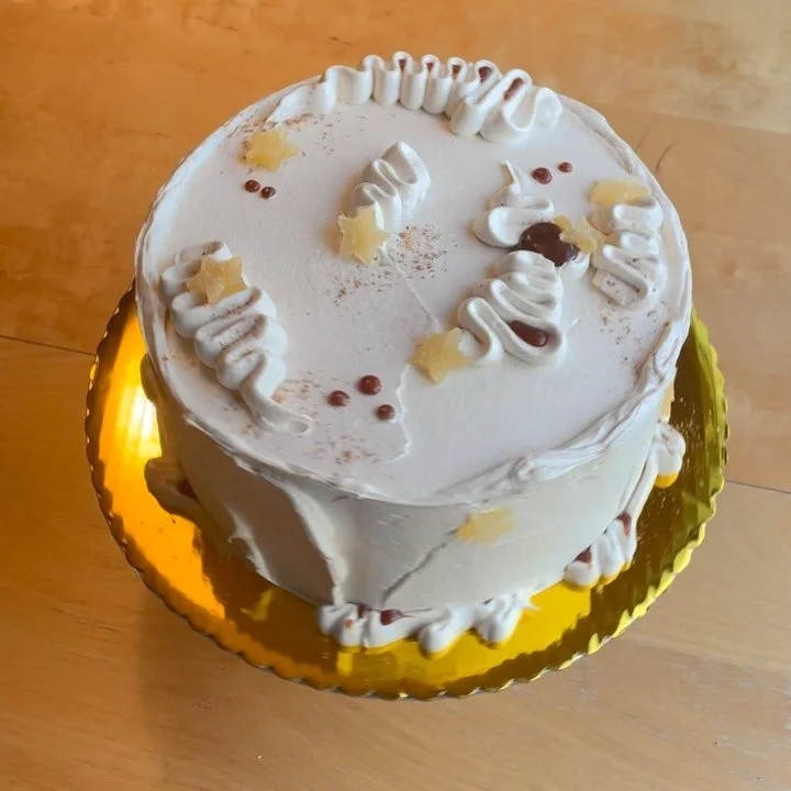 Swinging into fall flavors with this starry cake for Nicole 🍁💫🥕✨

Carrot cake with cream cheese Swiss meringue buttercream, layered with a spice-filled chai caramel, and topped with candied ginger stars