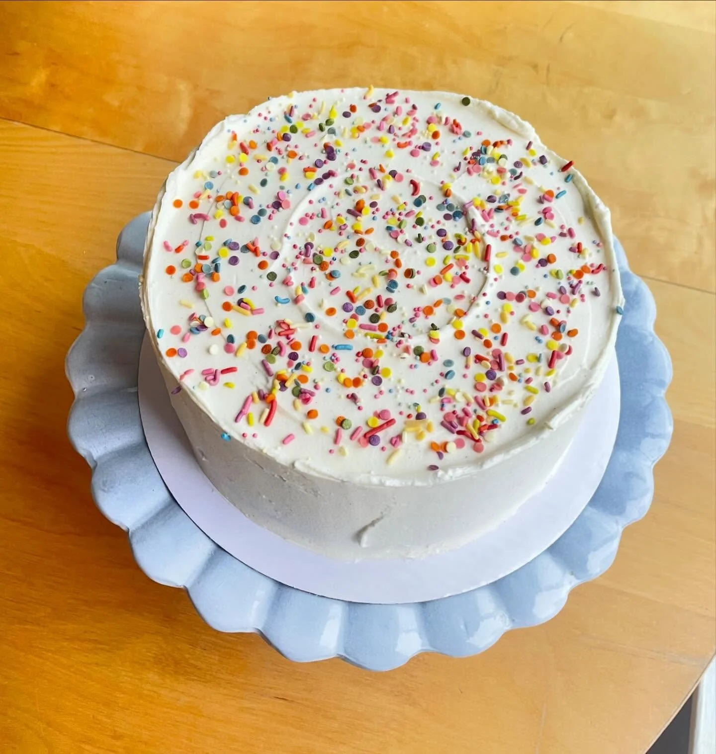 Birthday cake for Andrew ❤️ my sous chef and expert sampler 

Banana tres leches layer cake, with a cinnamon condensed milk soak, mascarpone whip