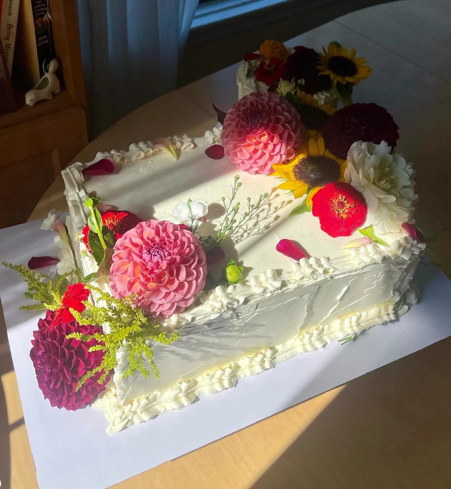Annnnd the serving cake for Hailey and Pat! She served 💅 🌸 

Vanilla chiffon, lemon cream, Swiss meringue buttercream 🌻 🧈 🐞✌️