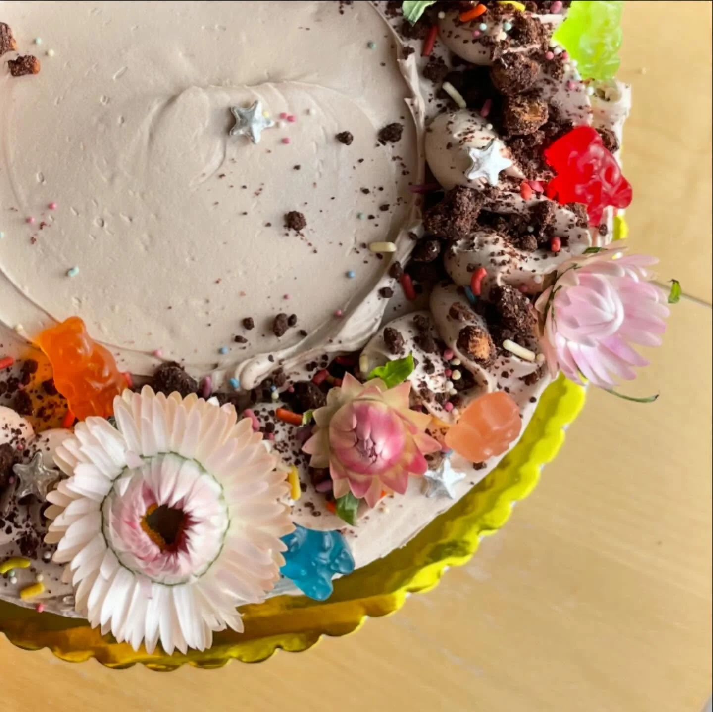 Banana Party Bear Birthday Extravaganza Cake for Claire 🎊❣️ 

Inspired by her signature @princepucklers order (fresh banana brownie, hot fudge, gummies) I went with a banana cake, layers of chocolate ganache, hazelnut chocolate crumbles (Eugene shou
