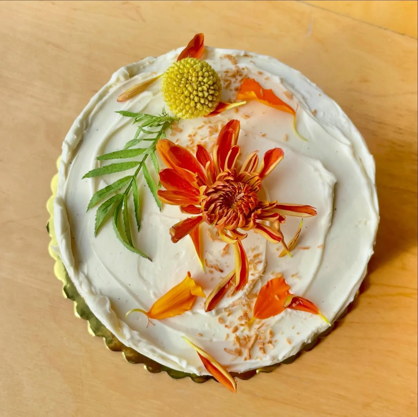 Little tester for Grace &amp; Felipe&rsquo;s wedding cake🌿🌼

Horchata-inspired spiced chiffon cake, horchata soak, toasted coconut &amp; cardamom mousseline, vanilla bean and almond smbc