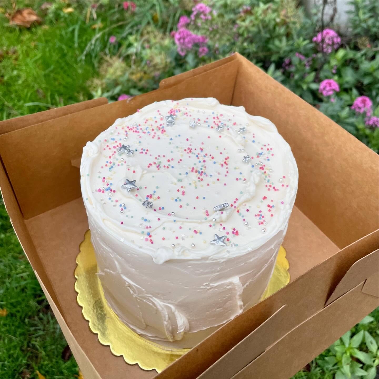 Little earl grey cake with lemon cream and salty honey buttercream for Eric! 🥳💫