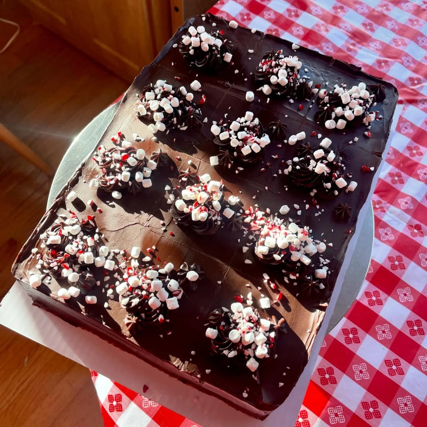 A festive peppermint slice for tonight&rsquo;s pop-up @heretodayseattle ! Chocolate cake, candy cane buttercream, and dark chocolate ganache 🎄🐇