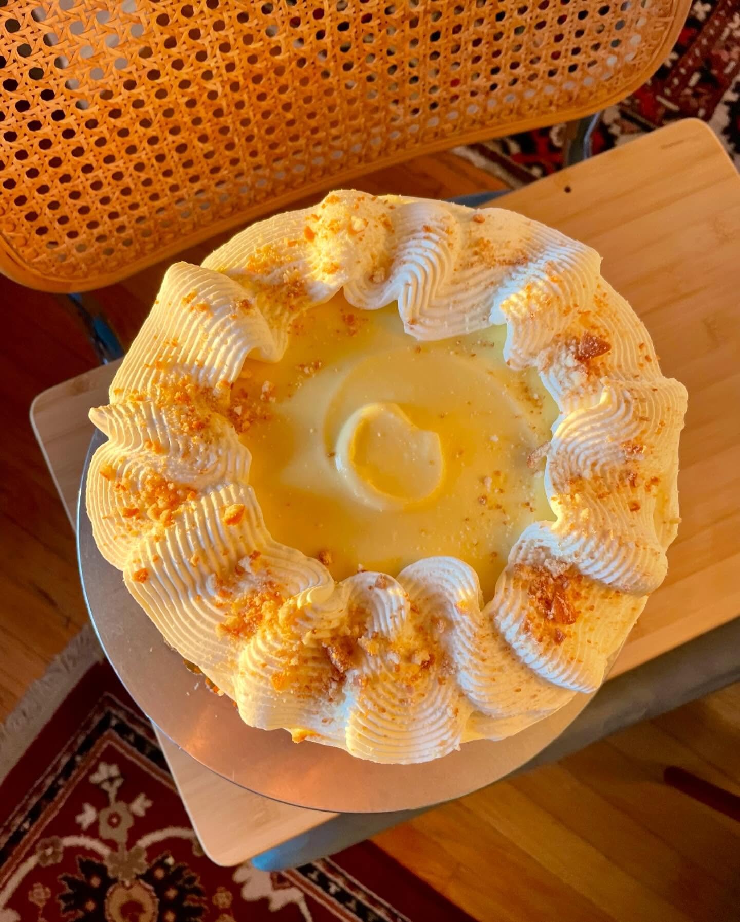 Banana pudding extravaganza 🍌 for Nicole 🎊

Banana sponge + banana milk soak + banana custard + sliced bananas + Nilla wafers + mascarpone cream topped with a pudding pool and a whipped cream ruffle inspired by @cakeitnice!