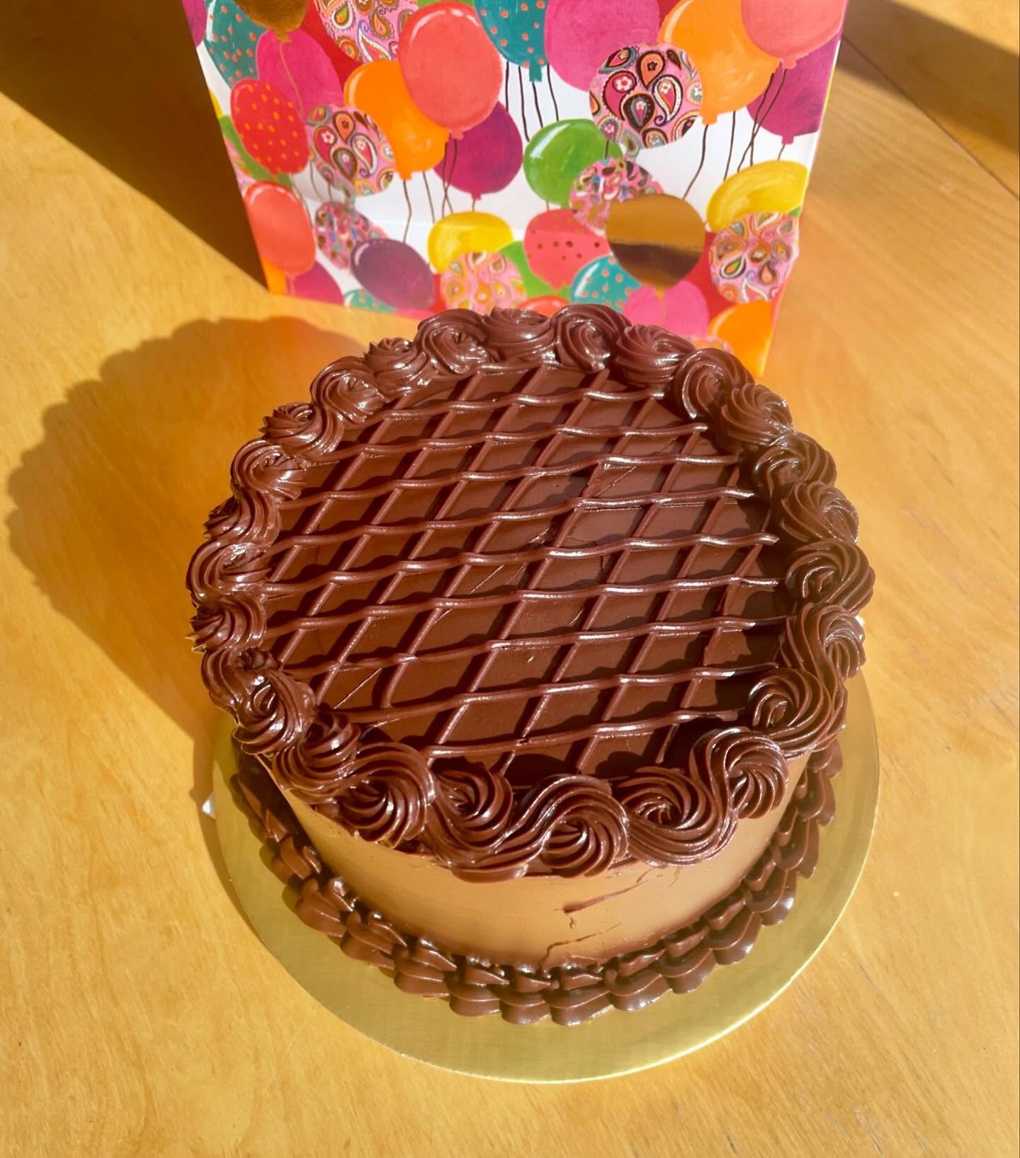 Experimenting with some fun piping for Adry&rsquo;s birthday cake ✨ fudge cake, chocolate buttercream, dark chocolate ganache